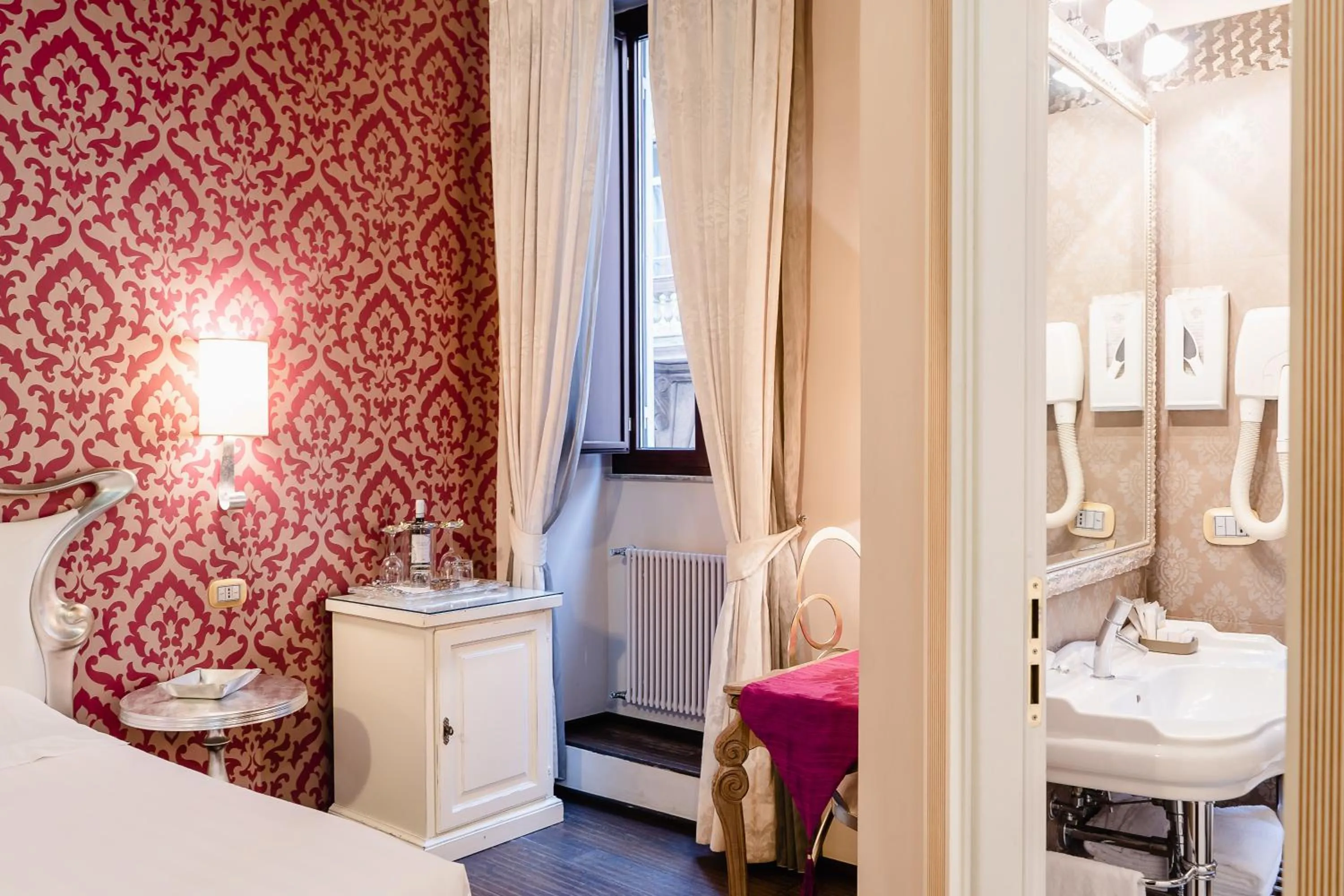 Superior Double Room in Locanda Del Sole-Roma Piazza Di Spagna Ripetta