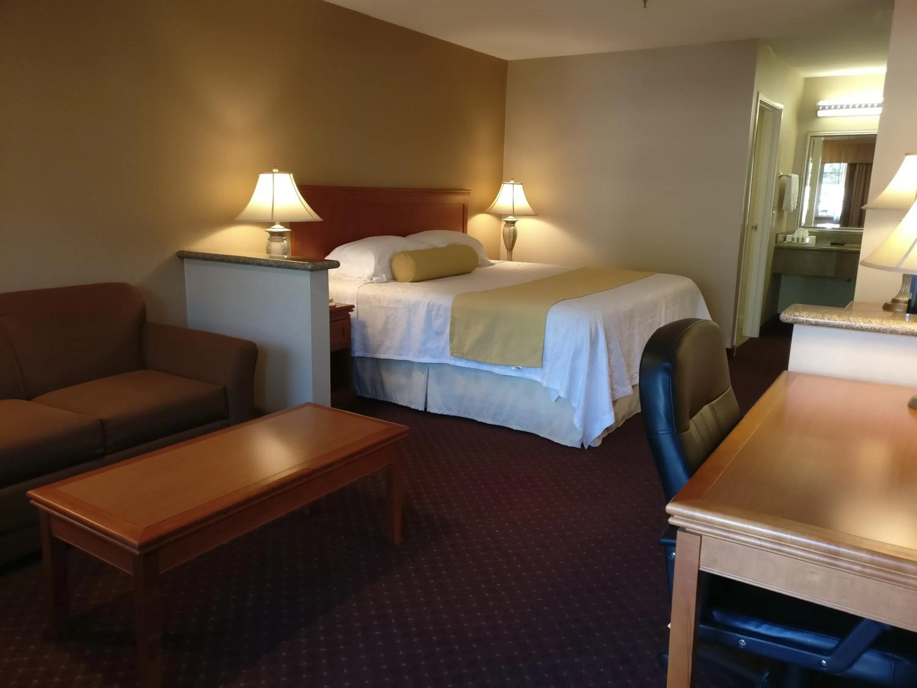 King Room in Burbank Inn and Suites