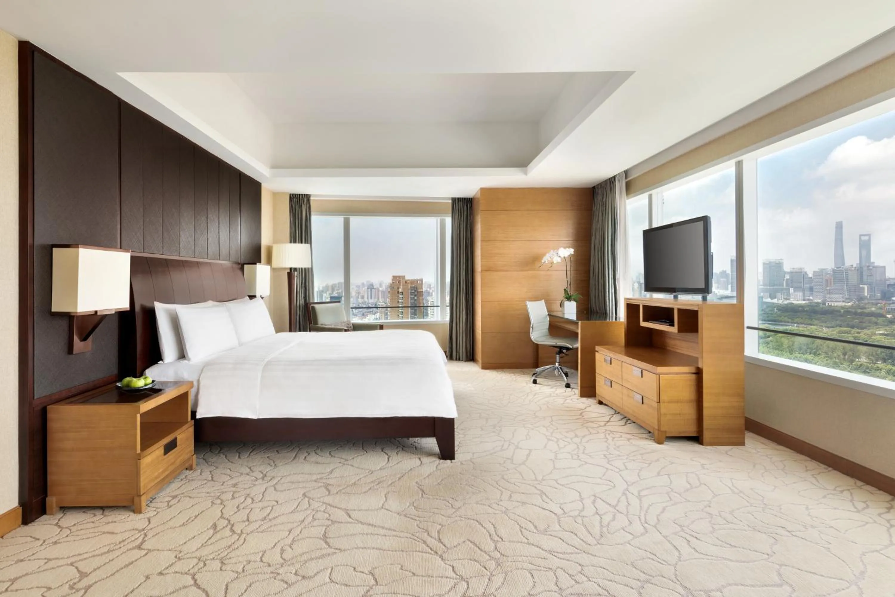 Club Premier King Room with Park View in Kerry Hotel Pudong, Shanghai - Indoor Connecting to Shanghai New International Expo Centre
