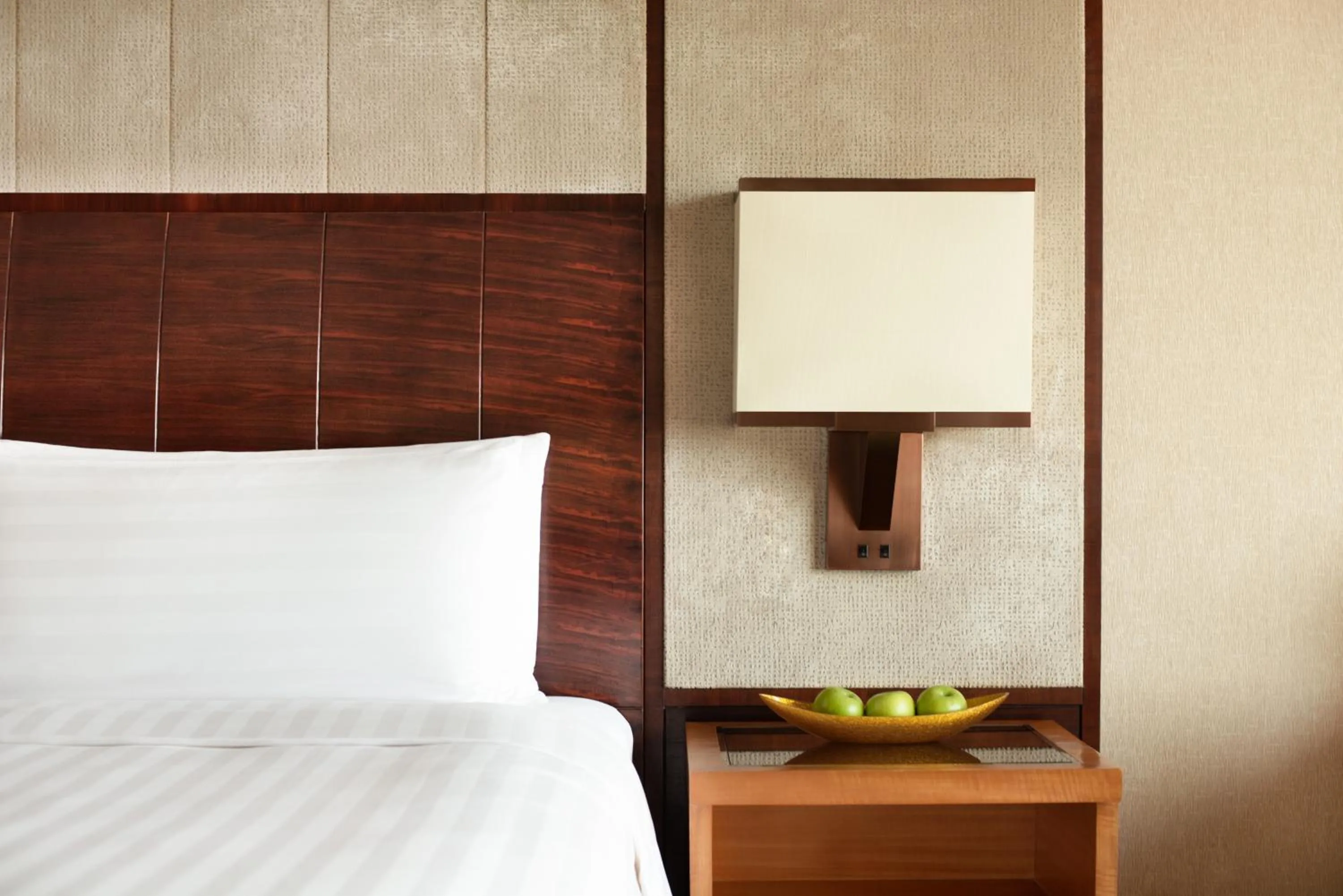 Deluxe Twin Room in Kerry Hotel Pudong, Shanghai