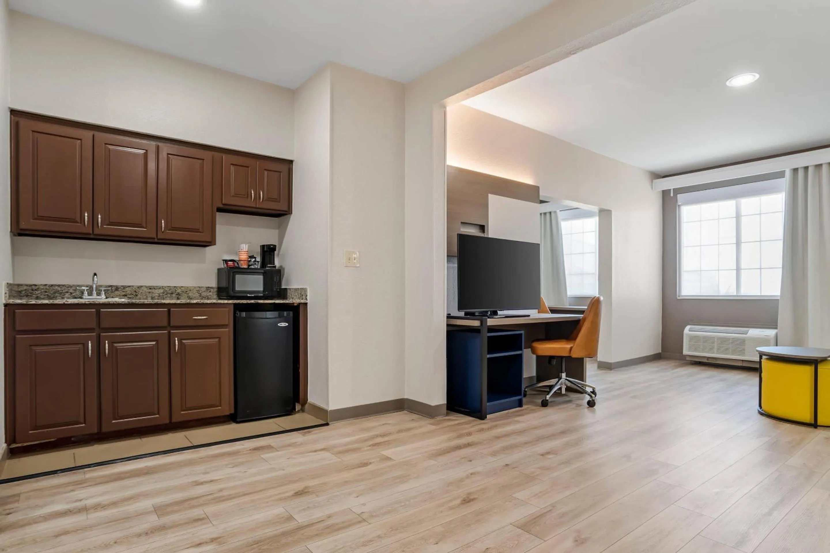 Presidential Suite with Hot Tub - Non-Smoking in Comfort Suites Hattiesburg near University