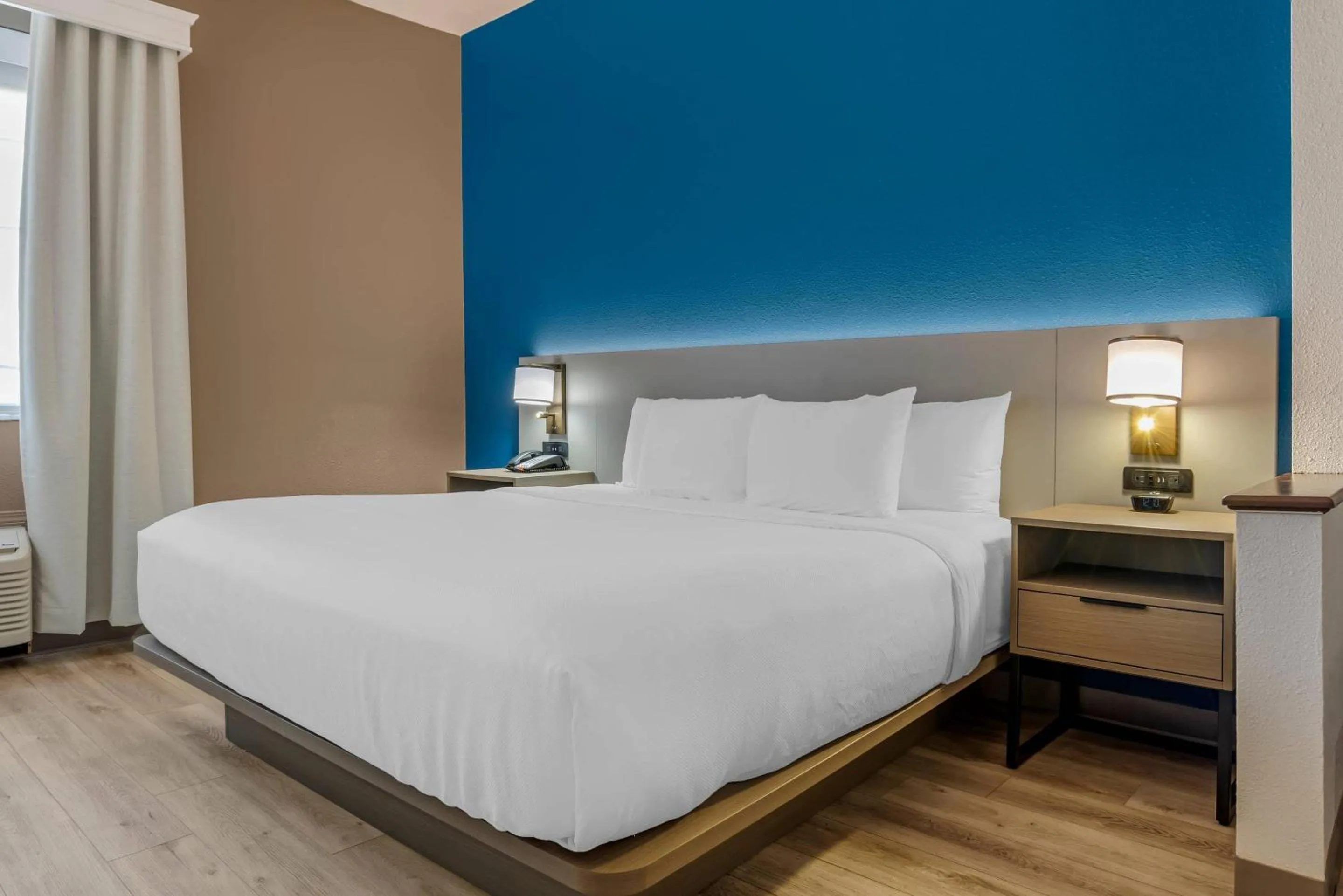 King Suite with Accessible Bath Tub - Non-Smoking in Comfort Suites Hattiesburg near University