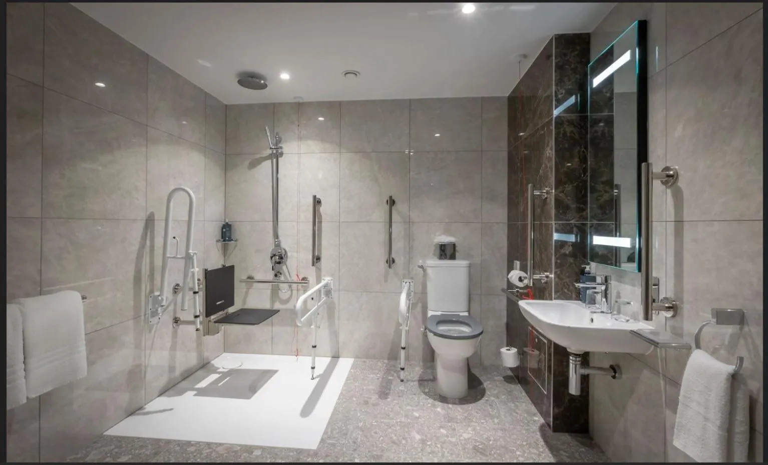 Deluxe Double Room in Maldron Hotel Belfast City