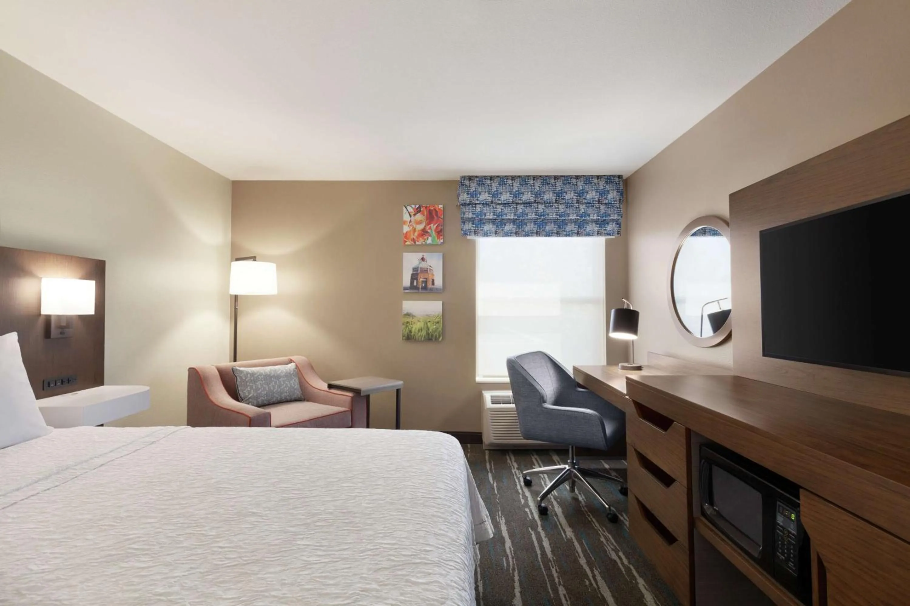 Queen Room - Non-Smoking in Hampton Inn Tracy