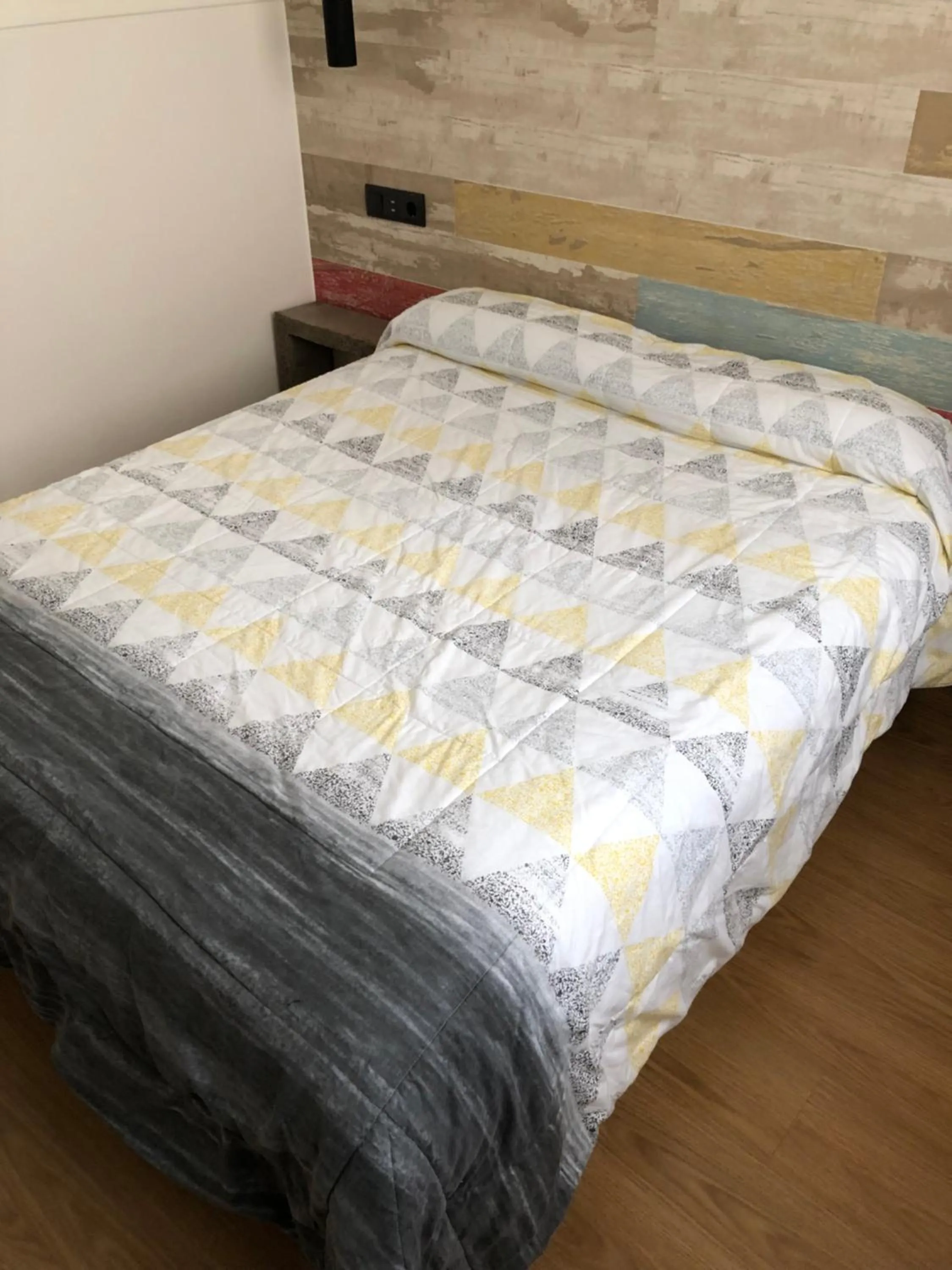 Single Room with Bathroom in Far Home Bernabeu