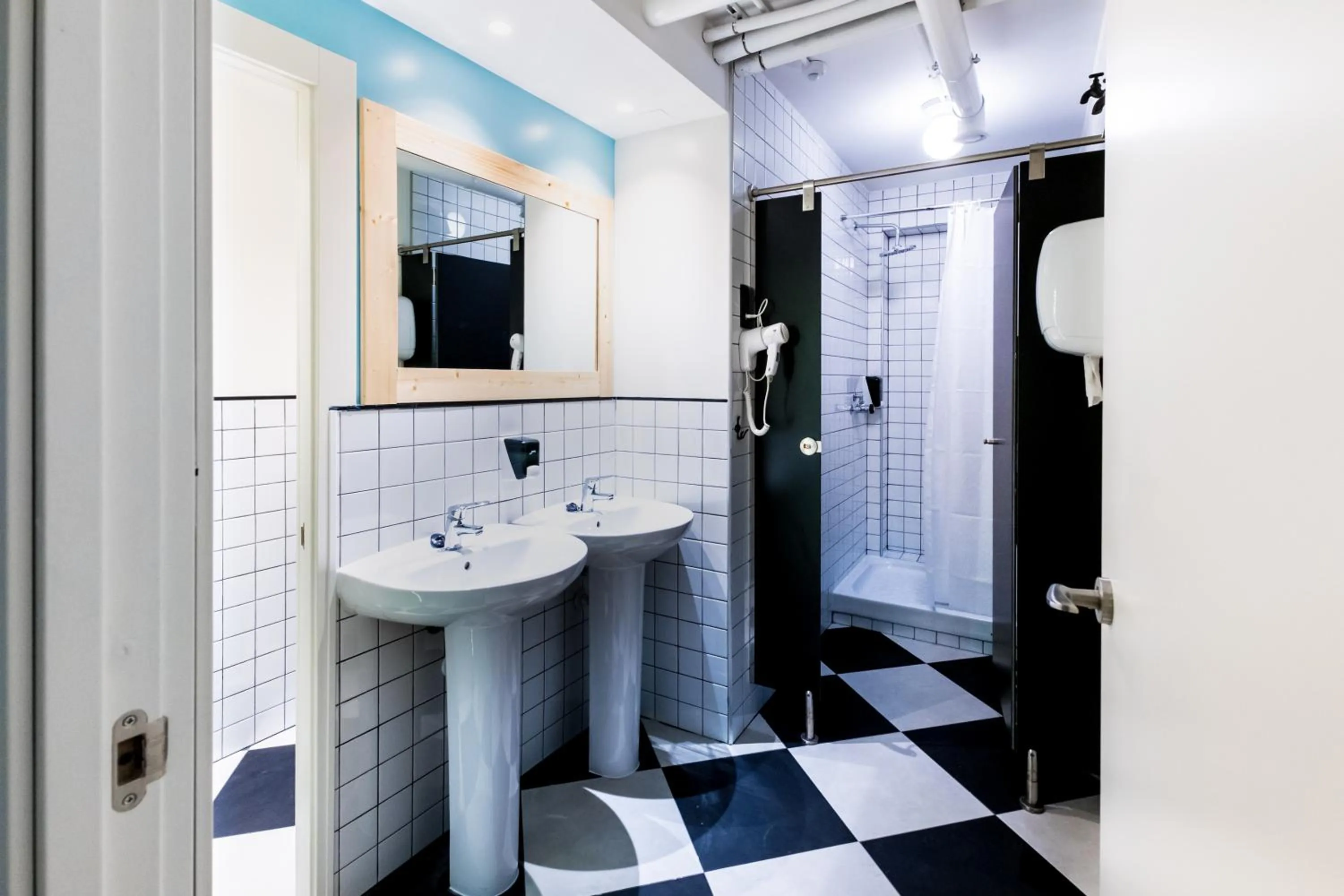 Bed in 6-Bed Mixed Dormitory Room in Far Home Bernabeu