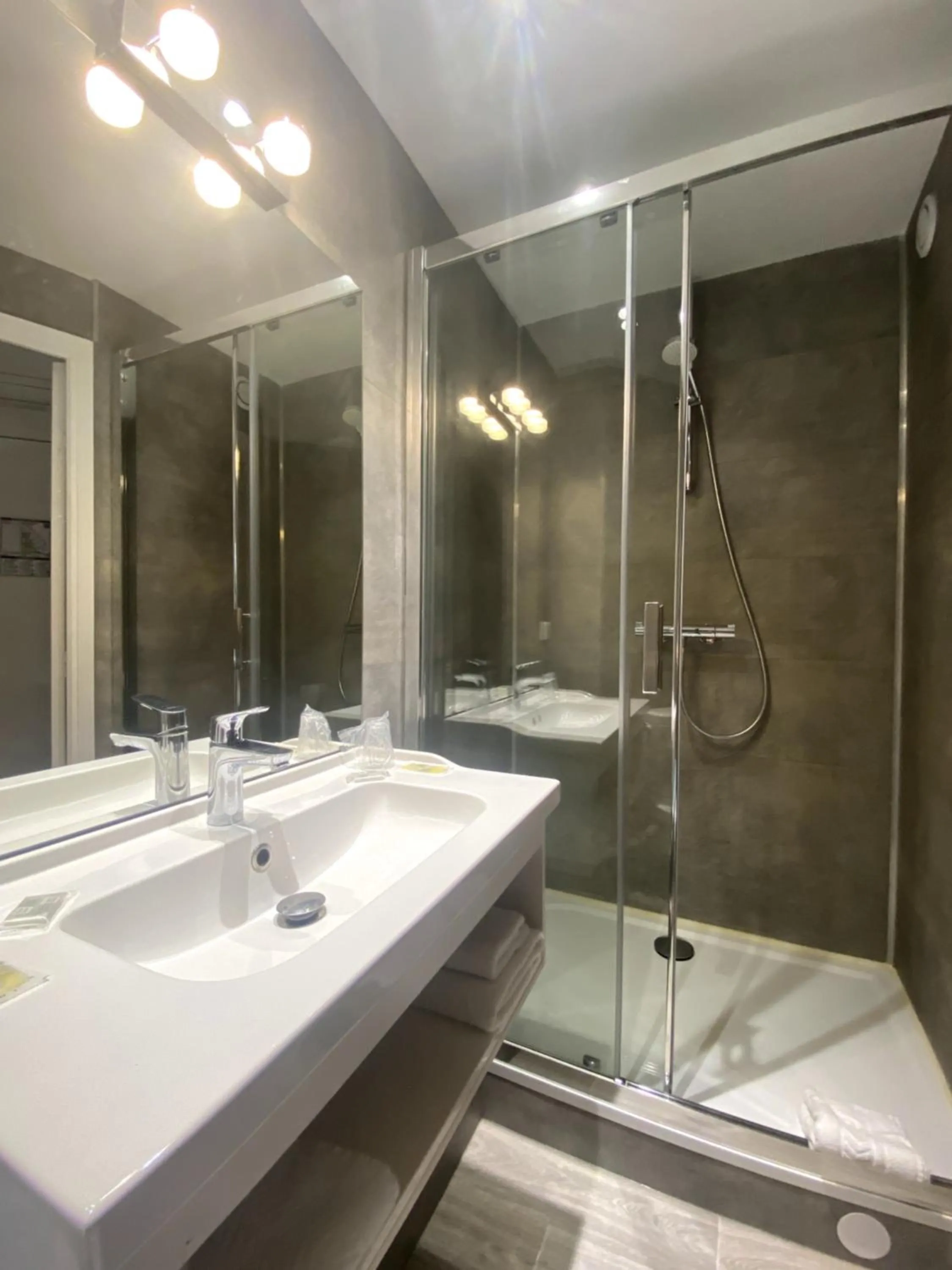 Twin Room in Hotel Victor Hugo