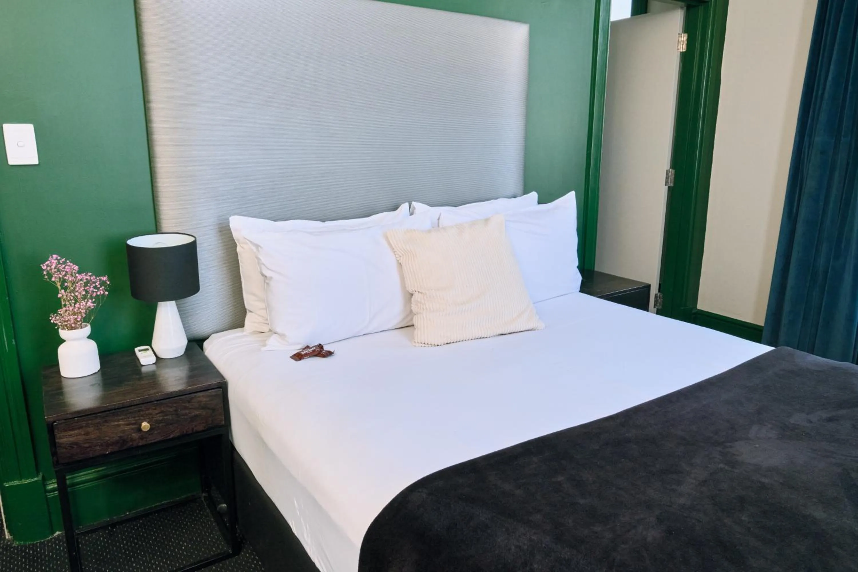 Queen Studio in The Stirling Arms Hotel