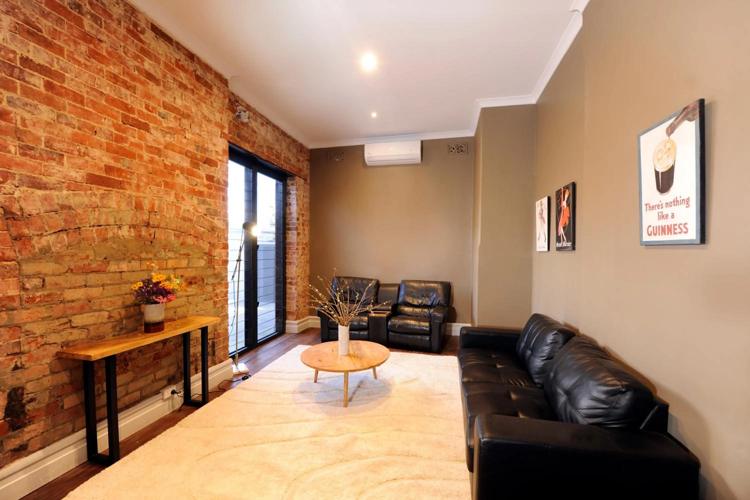 Three-Bedroom Apartment in The Stirling Arms Hotel