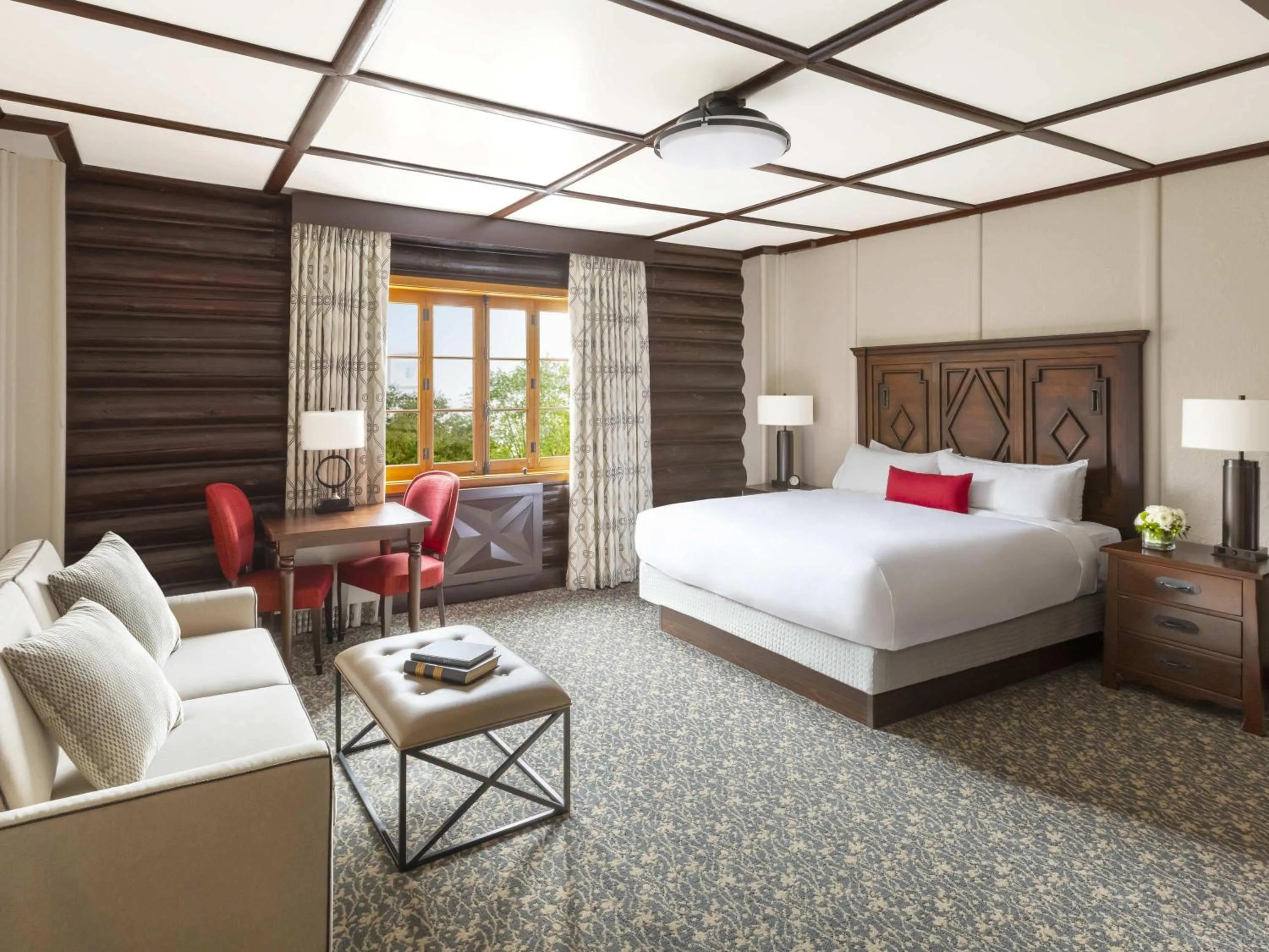 Deluxe Luxury King Room with View in Fairmont Le Chateau Montebello