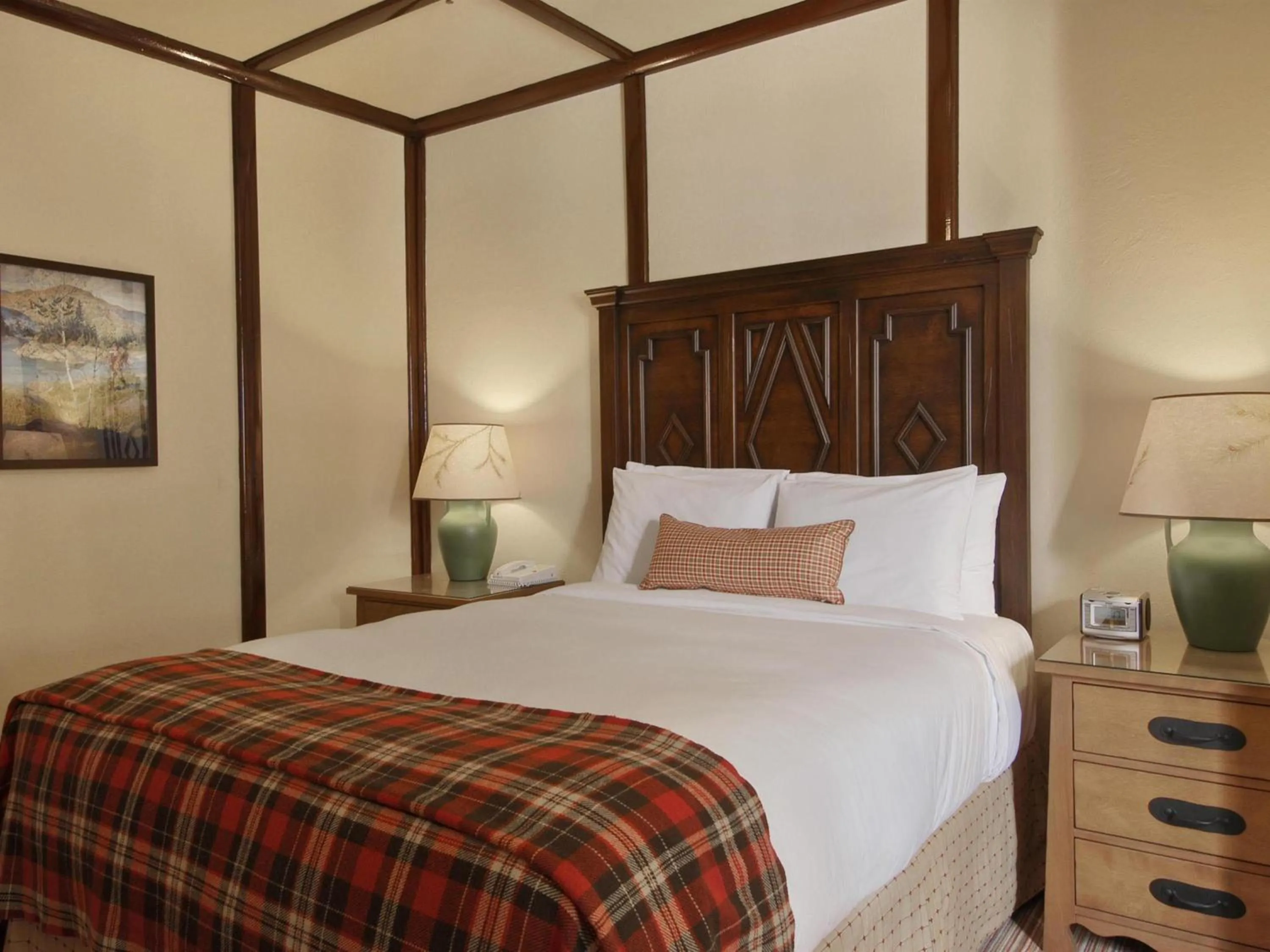 Fairmont Queen Room with River View in Fairmont Le Chateau Montebello