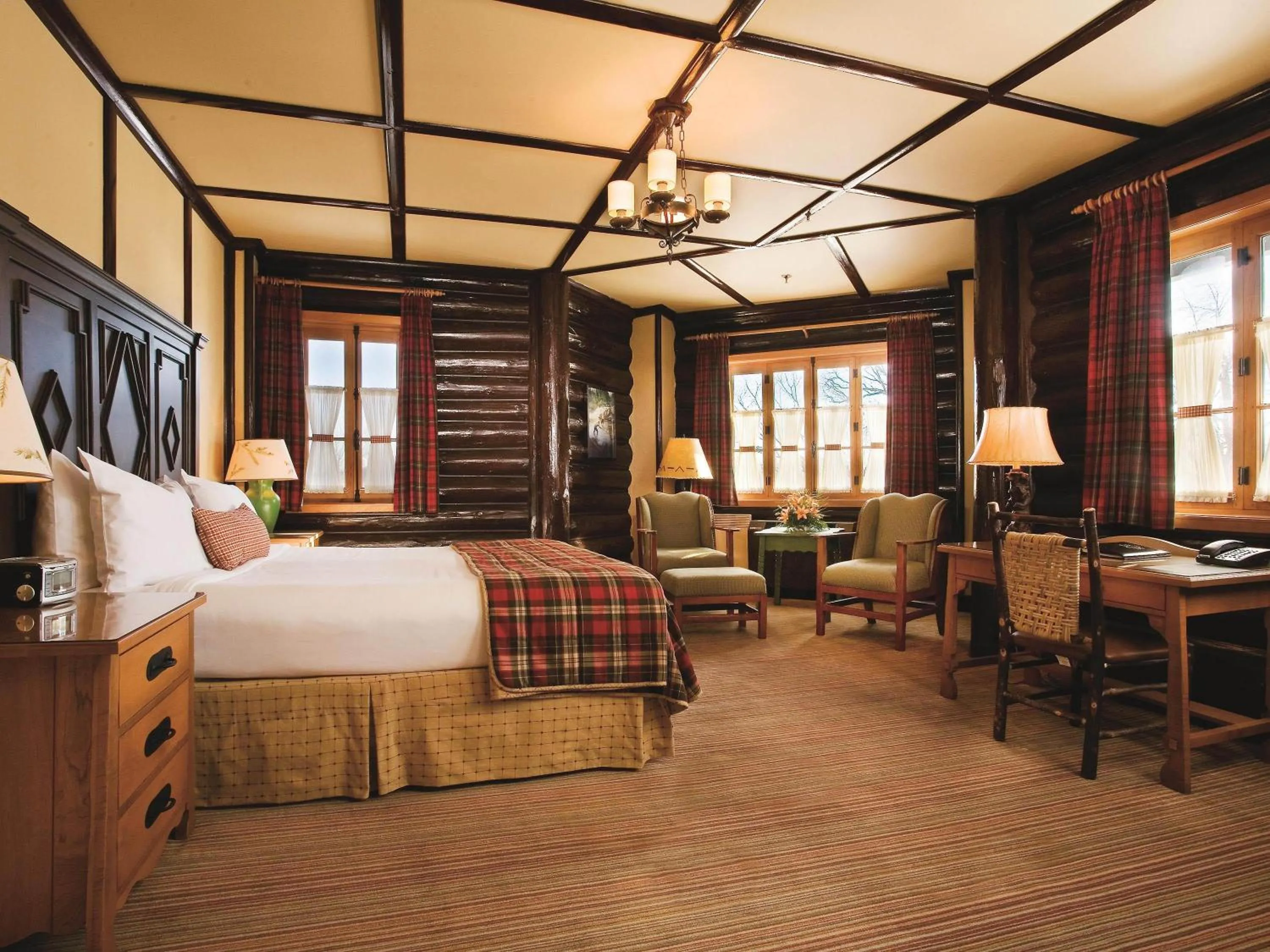 Signature King Room with River View in Fairmont Le Chateau Montebello