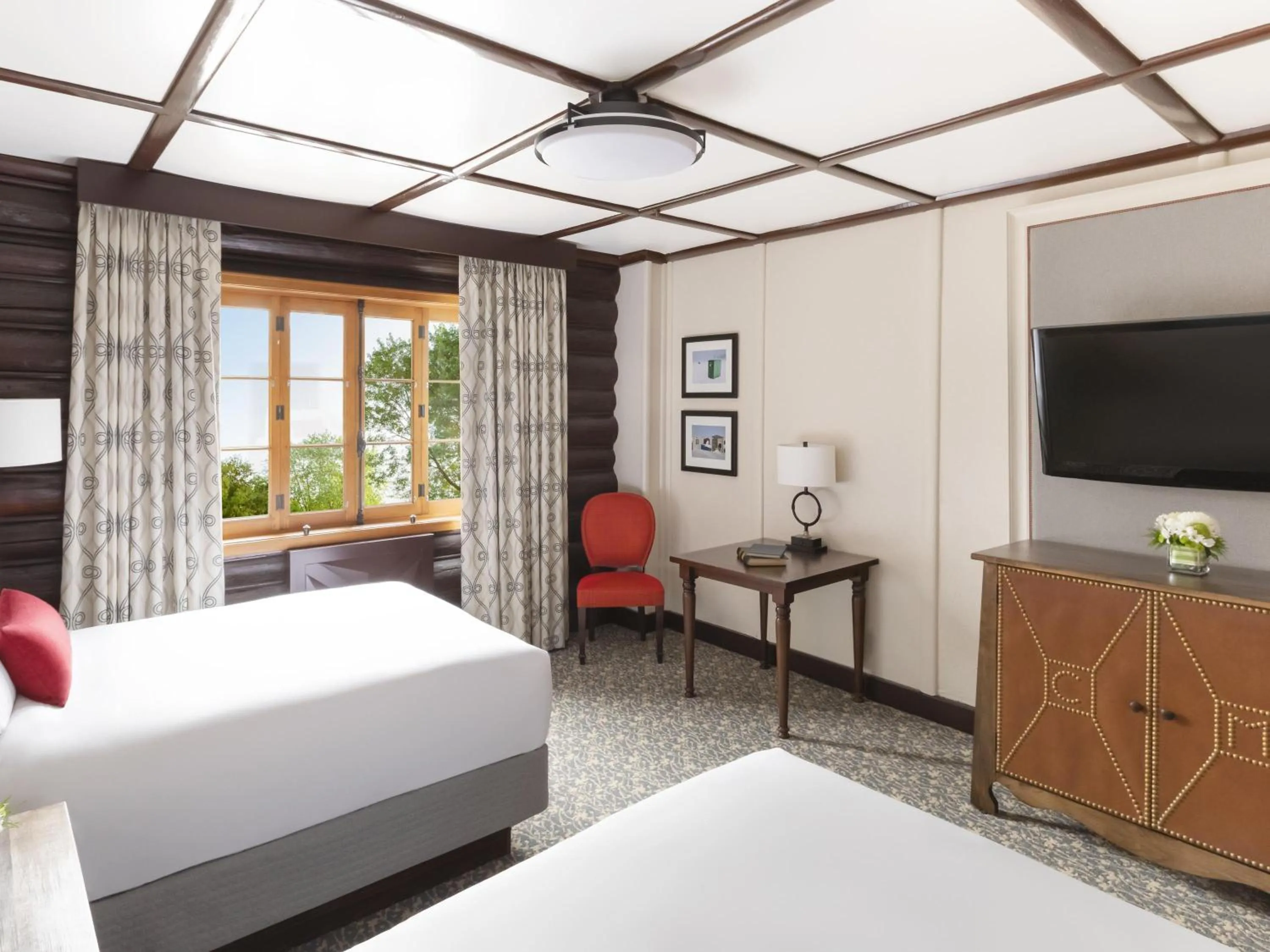 Fairmont Luxury Room with 2 Double Beds in Fairmont Le Chateau Montebello