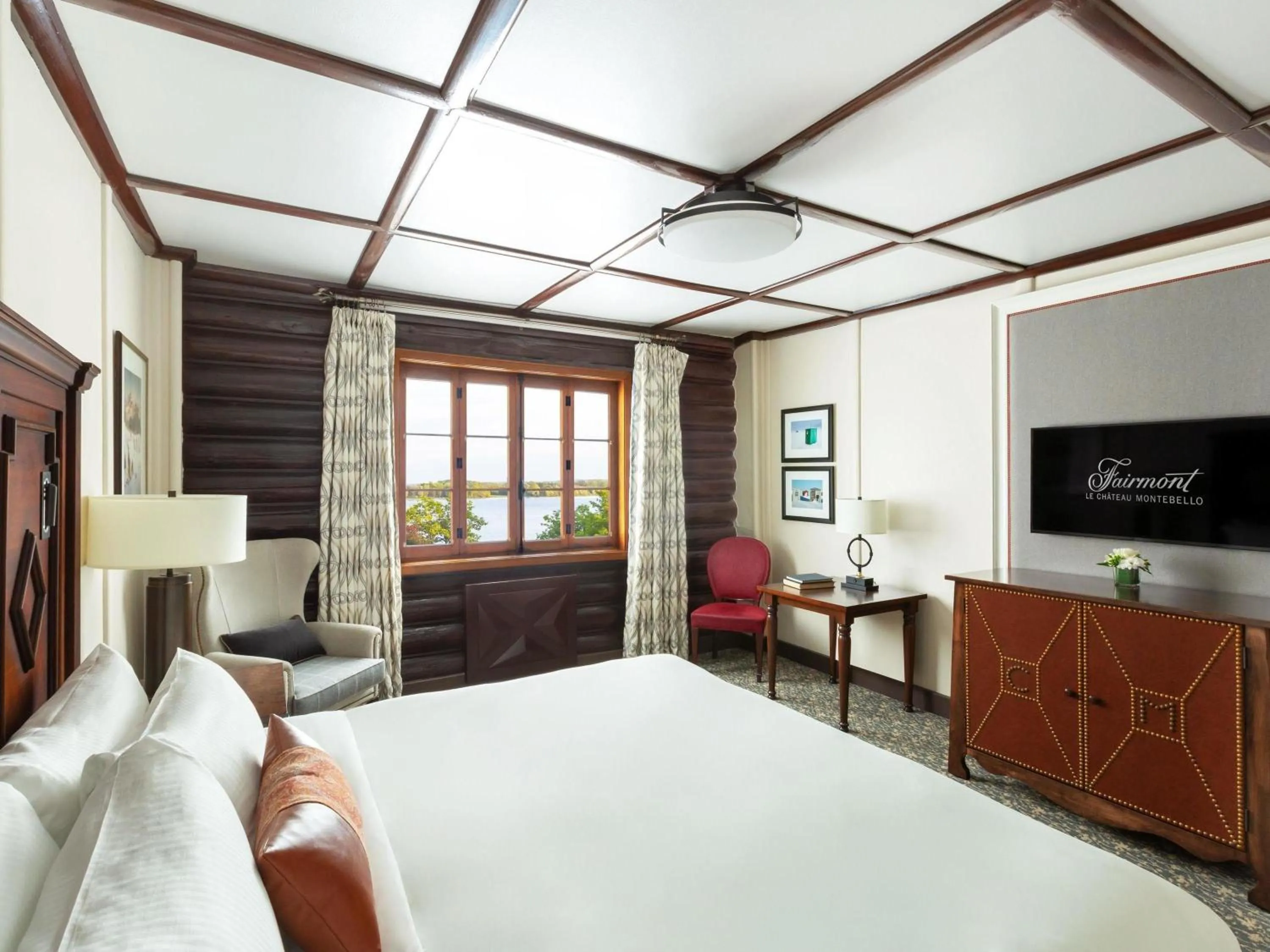 Fairmont Luxury Queen Room with View in Fairmont Le Chateau Montebello