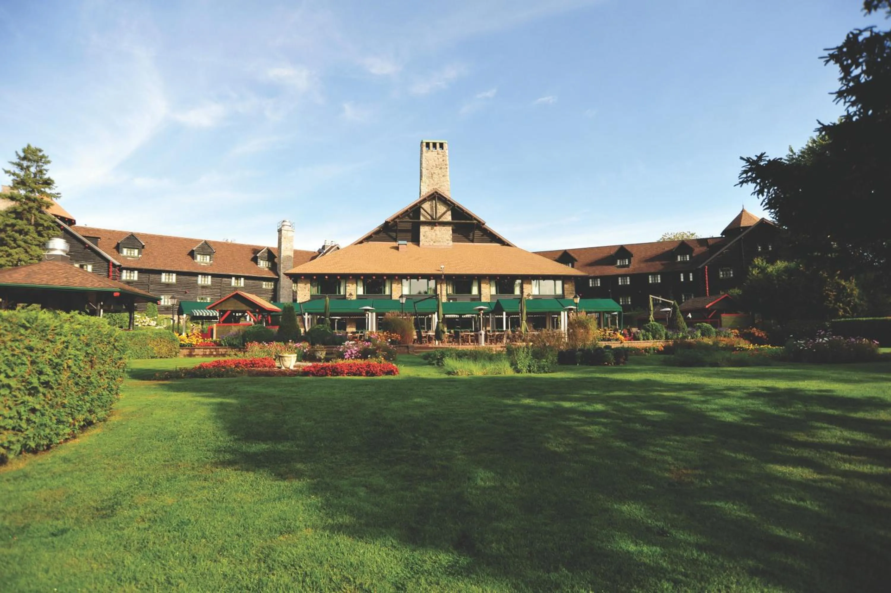 Fairmont King Room with River View in Fairmont Le Chateau Montebello