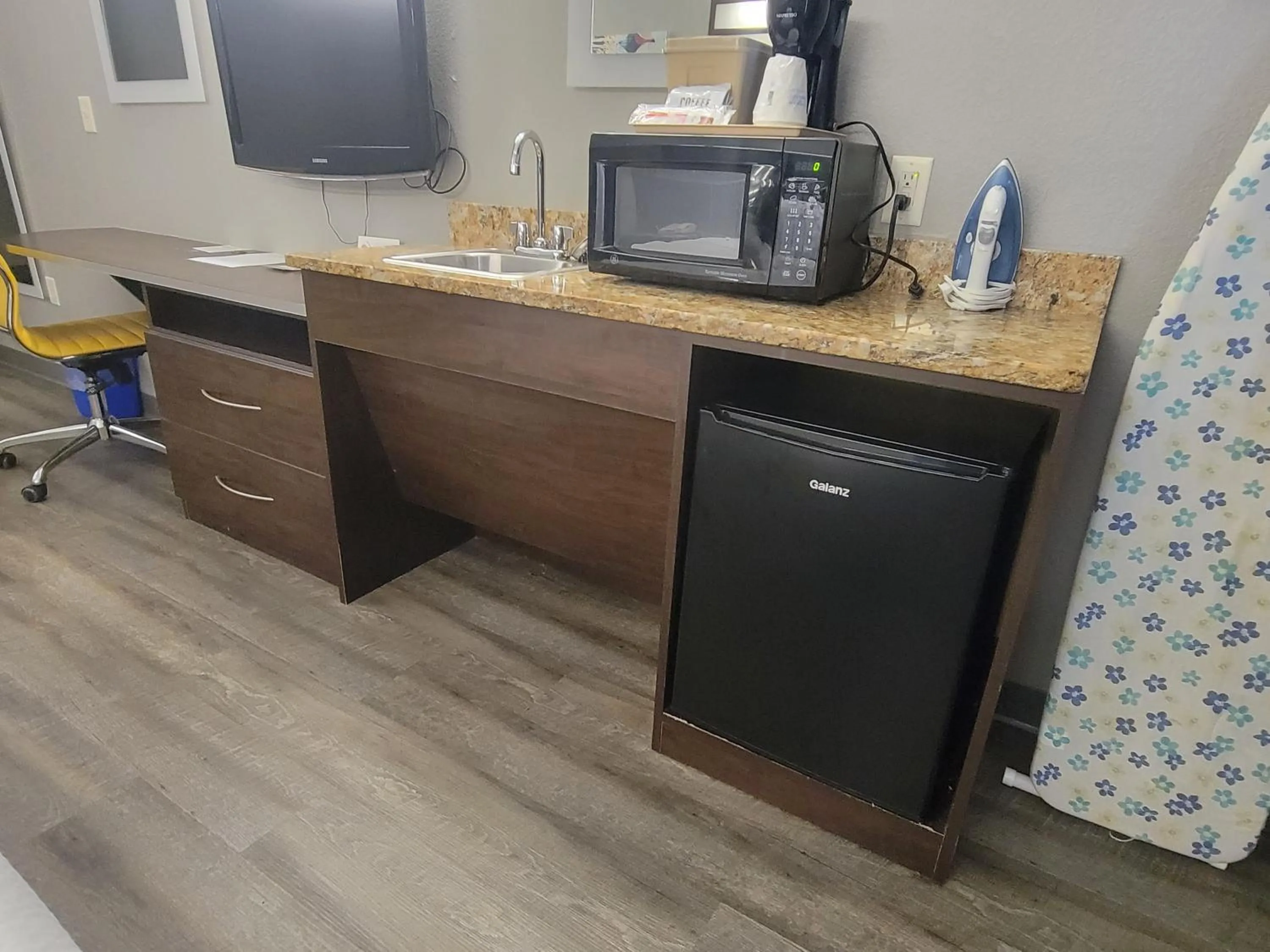 Queen Studio Suite - Mobility and Hearing Impaired Access/Non-Smoking in Microtel Inn & Suites by Wyndham Bluffs