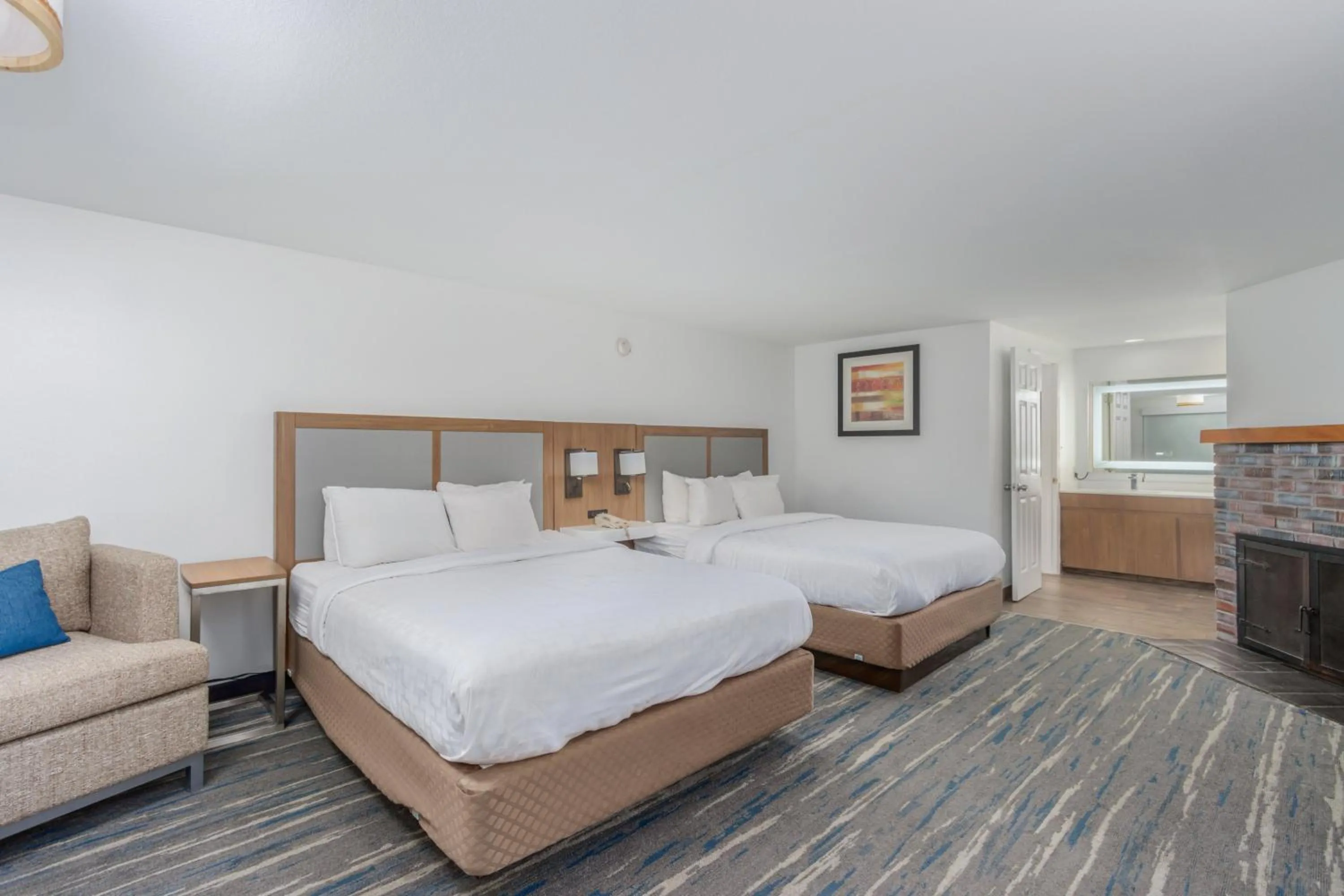 Superior Double Room in Crossroads Inn & Suites