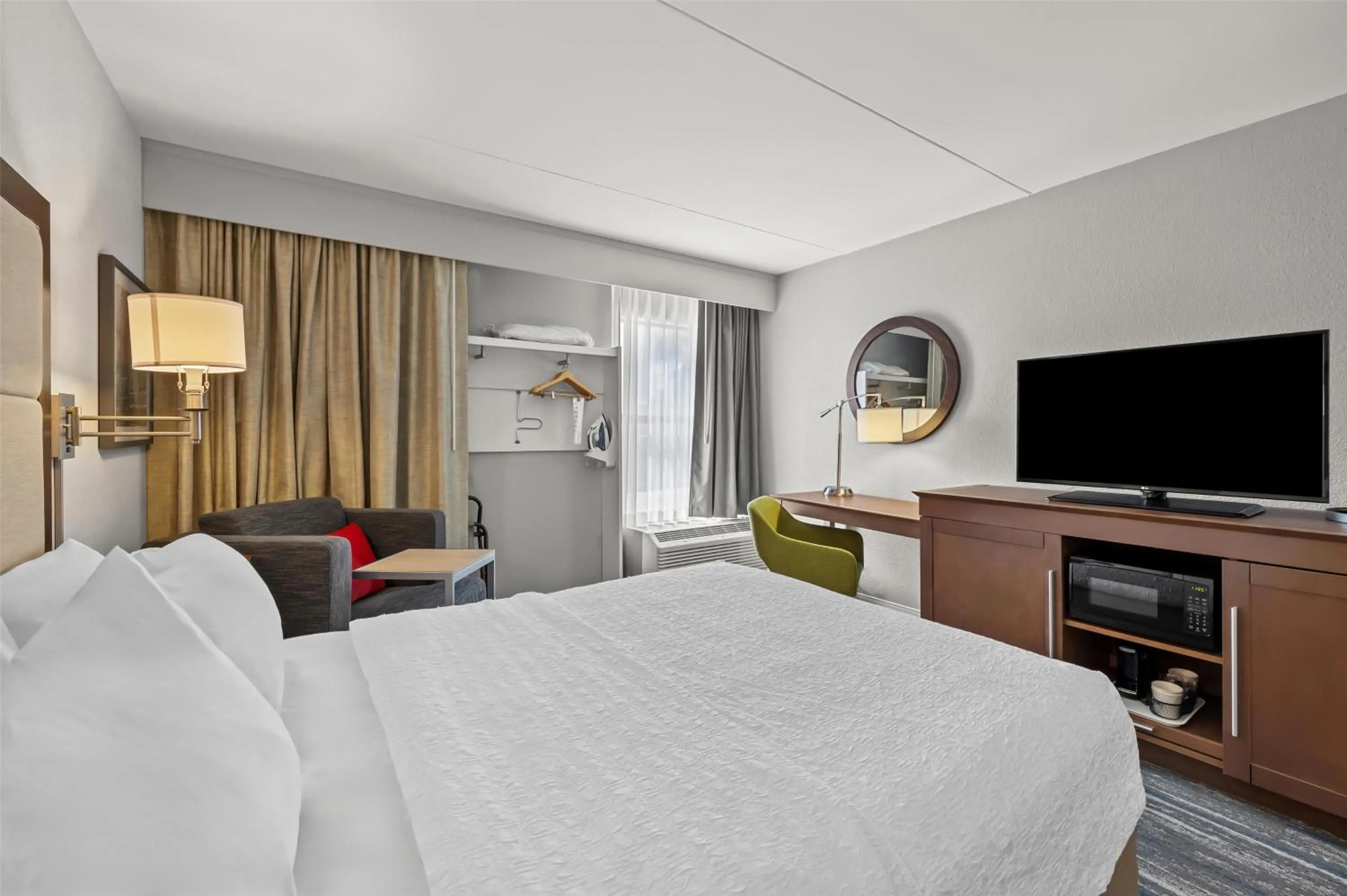 Queen Room with Roll-In Shower - Mobility Access/Non-Smoking in Hampton Inn Toledo-South/Maumee