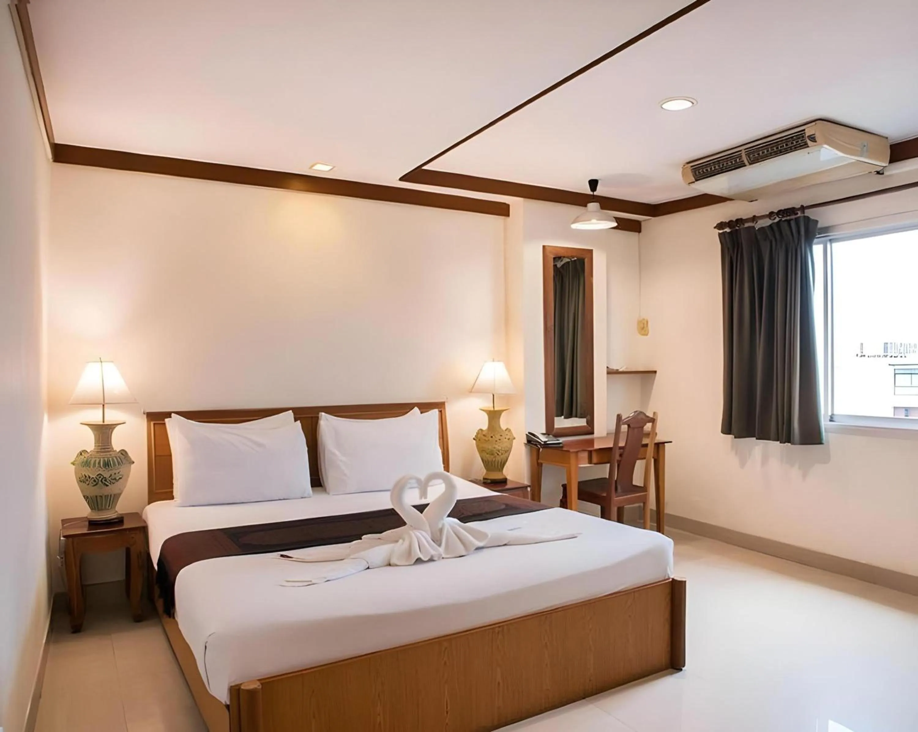 Deluxe King Room in Collection O Howard Square Boutique Hotel