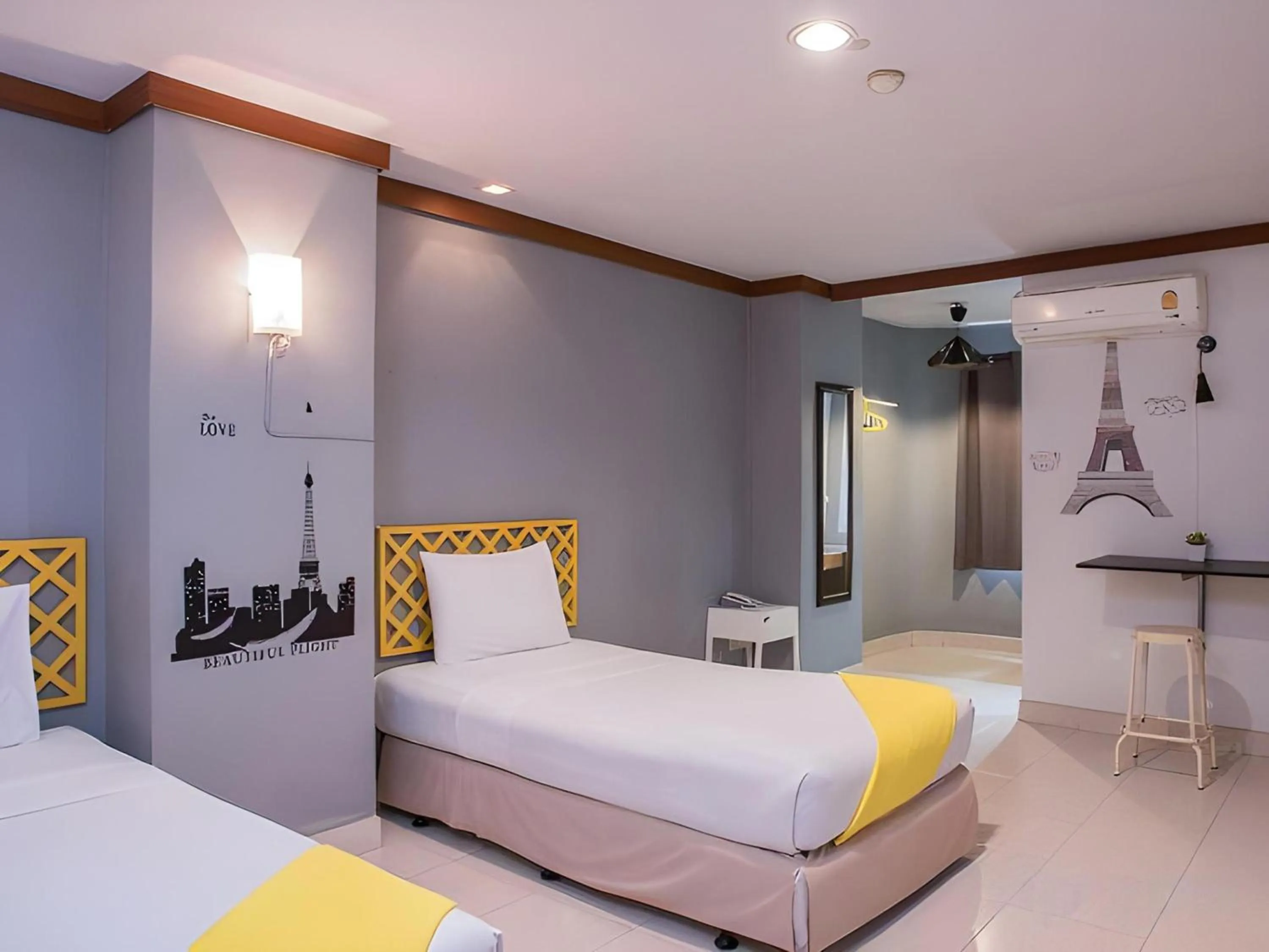 Superior Twin Room in Collection O Howard Square Boutique Hotel