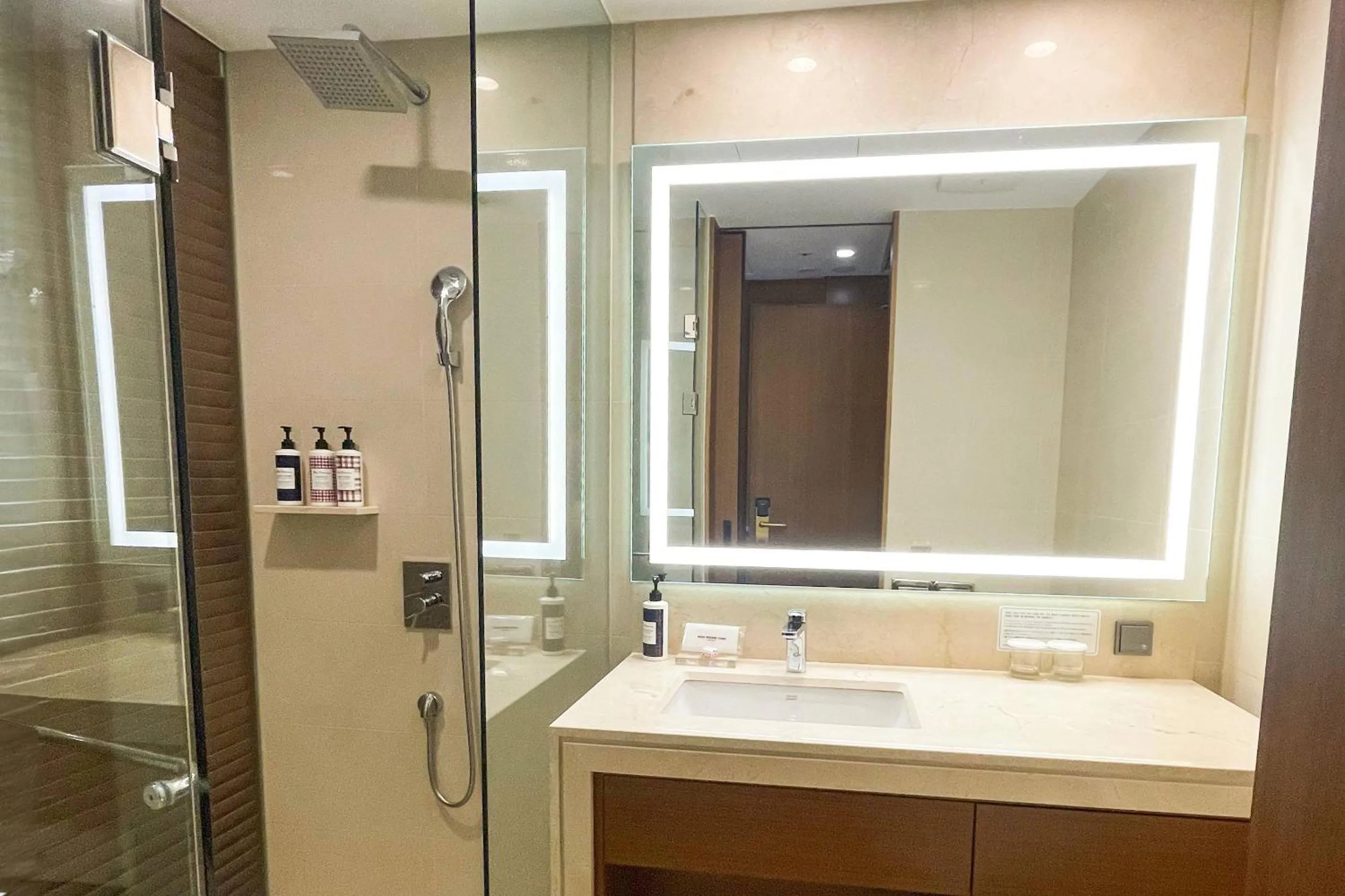 [With RUN PKG] Balcony Deluxe Twin Room with 2pax access to EZmode in TECHRUN in Bundang & Drink or ice cream for 1 pax  in Hotel Skypark Central Seoul Pangyo