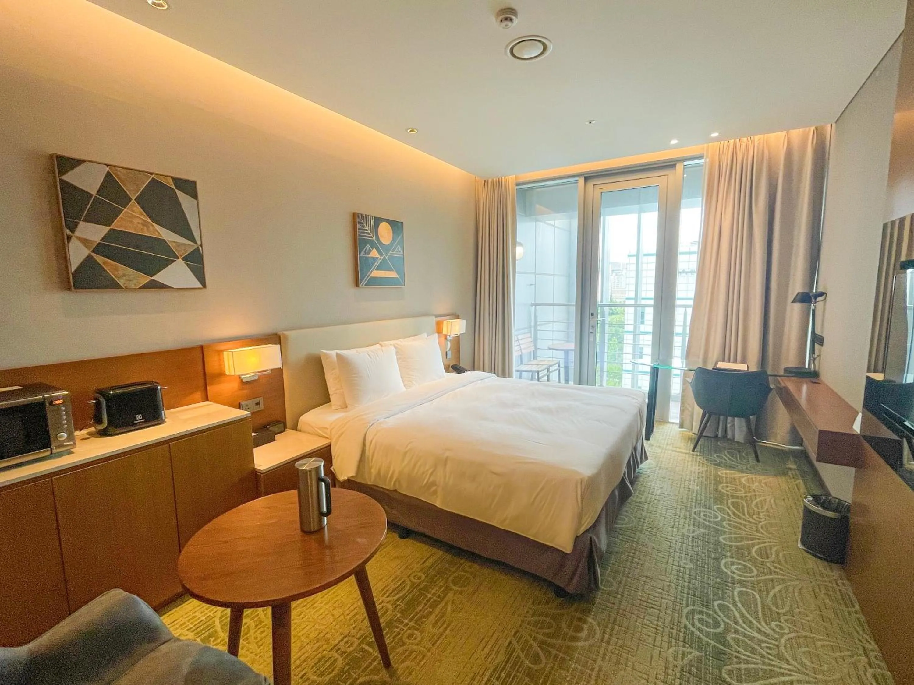 [With RUN PKG] Balcony Double Room with 2pax access to EZmode in TECHRUN in Bundang & Drink or ice cream for 1 pax  in Hotel Skypark Central Seoul Pangyo