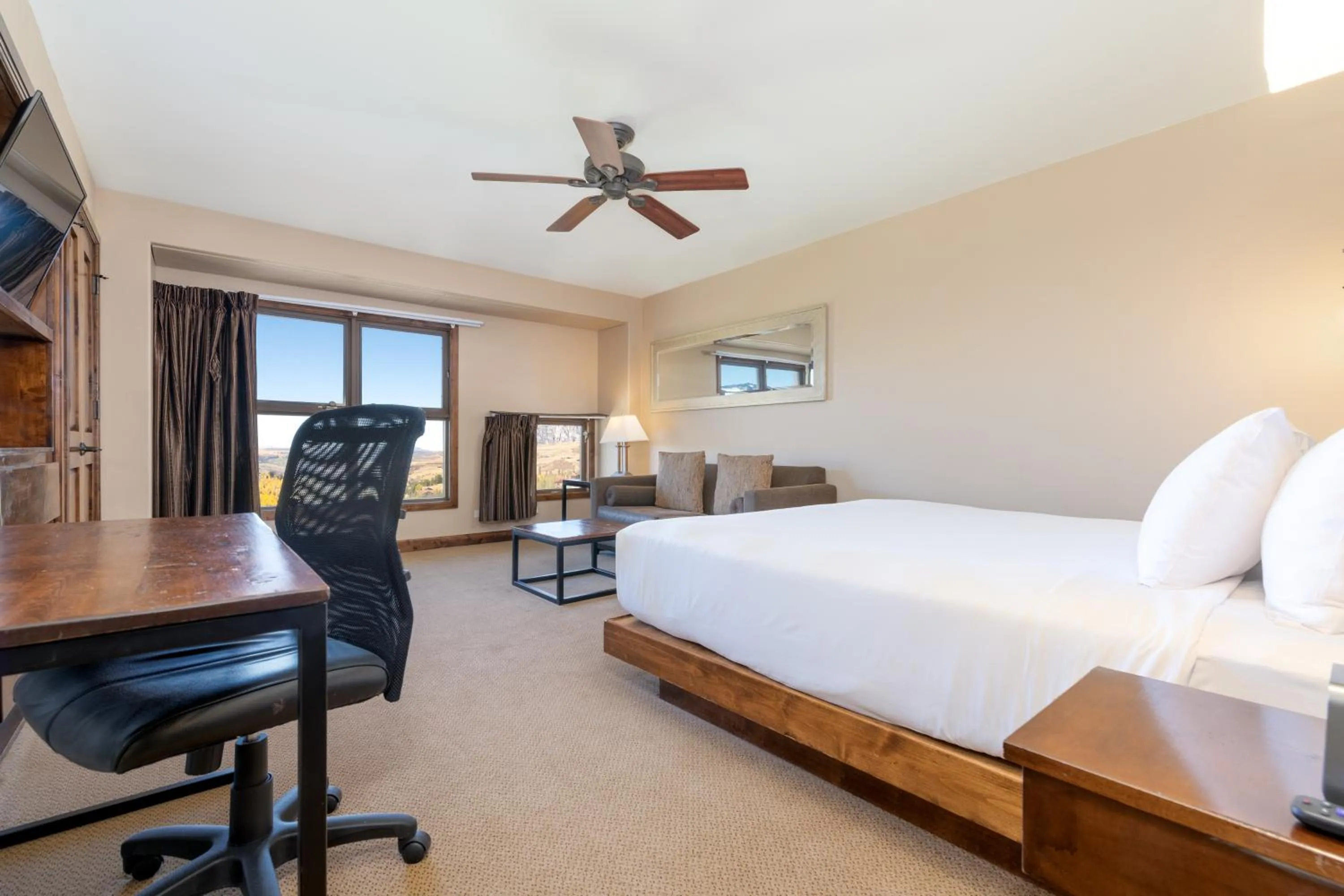 Standard King Room with Mountain View in The Peaks Resort and Spa