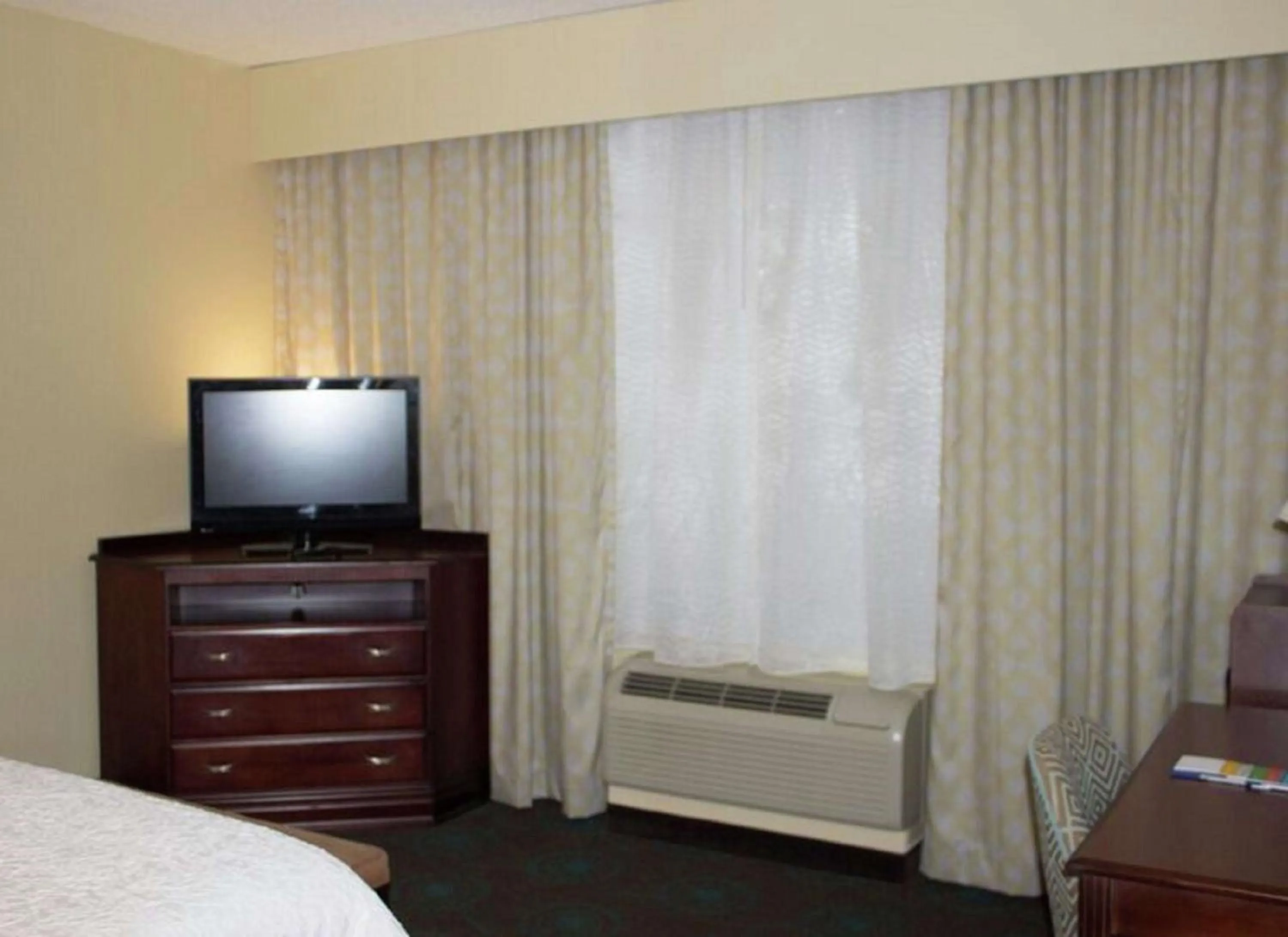 King Room with King Bed - Non-Smoking in Hampton Inn Gallipolis