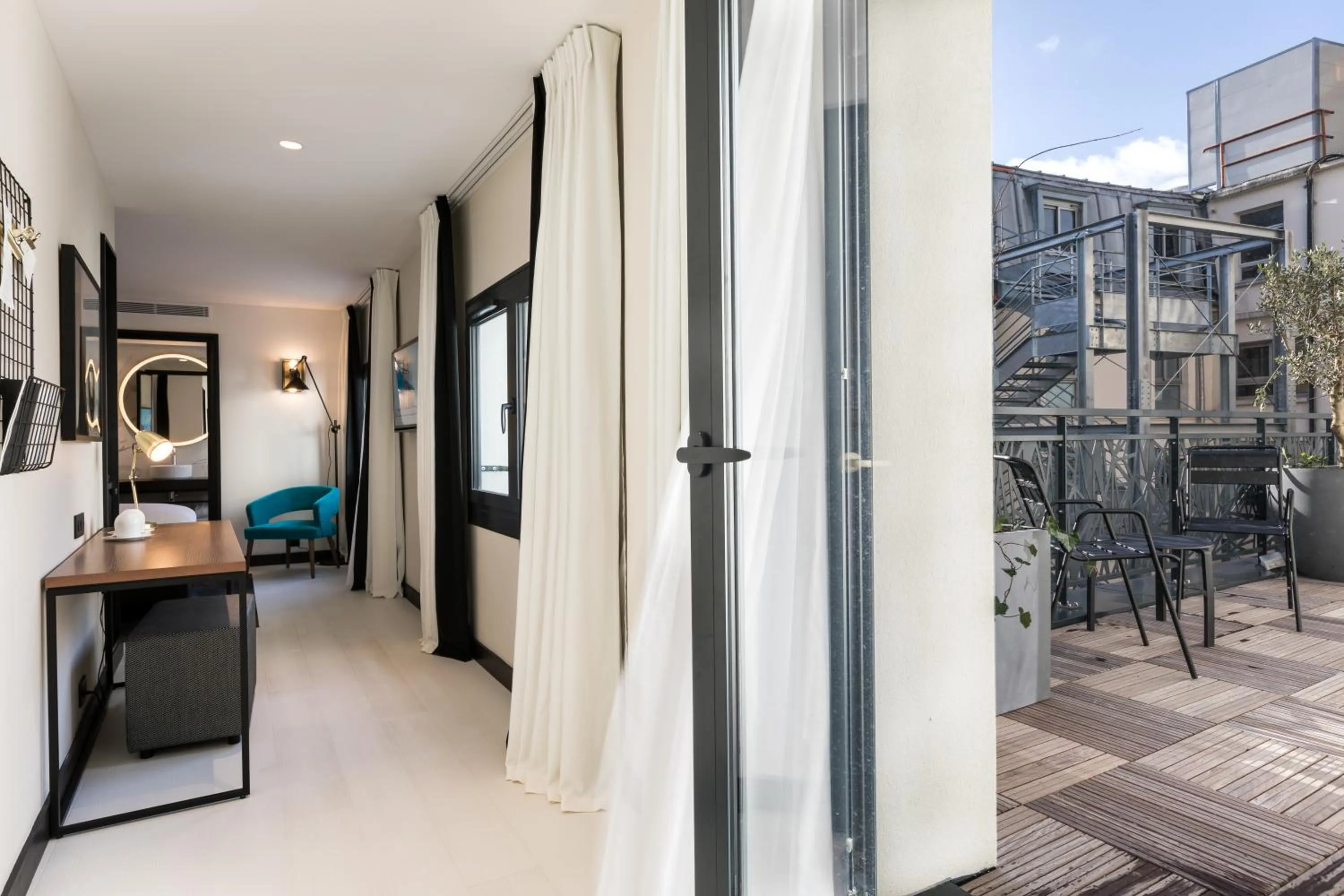 Deluxe Double Room with Balcony in Laz' Hotel Spa Urbain Paris