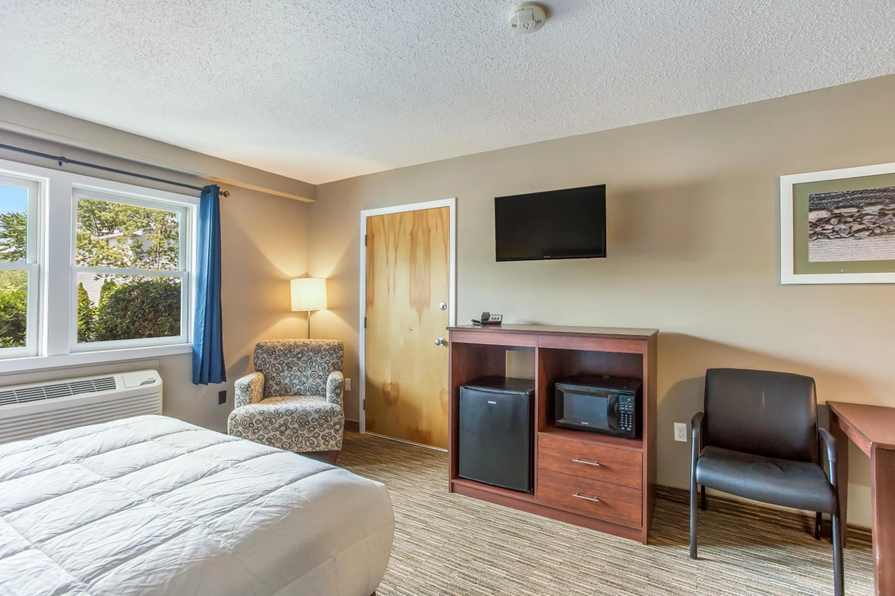 Queen Room - Accessible/Nonsmoking in Quality Inn & Suites Gorham Riverside