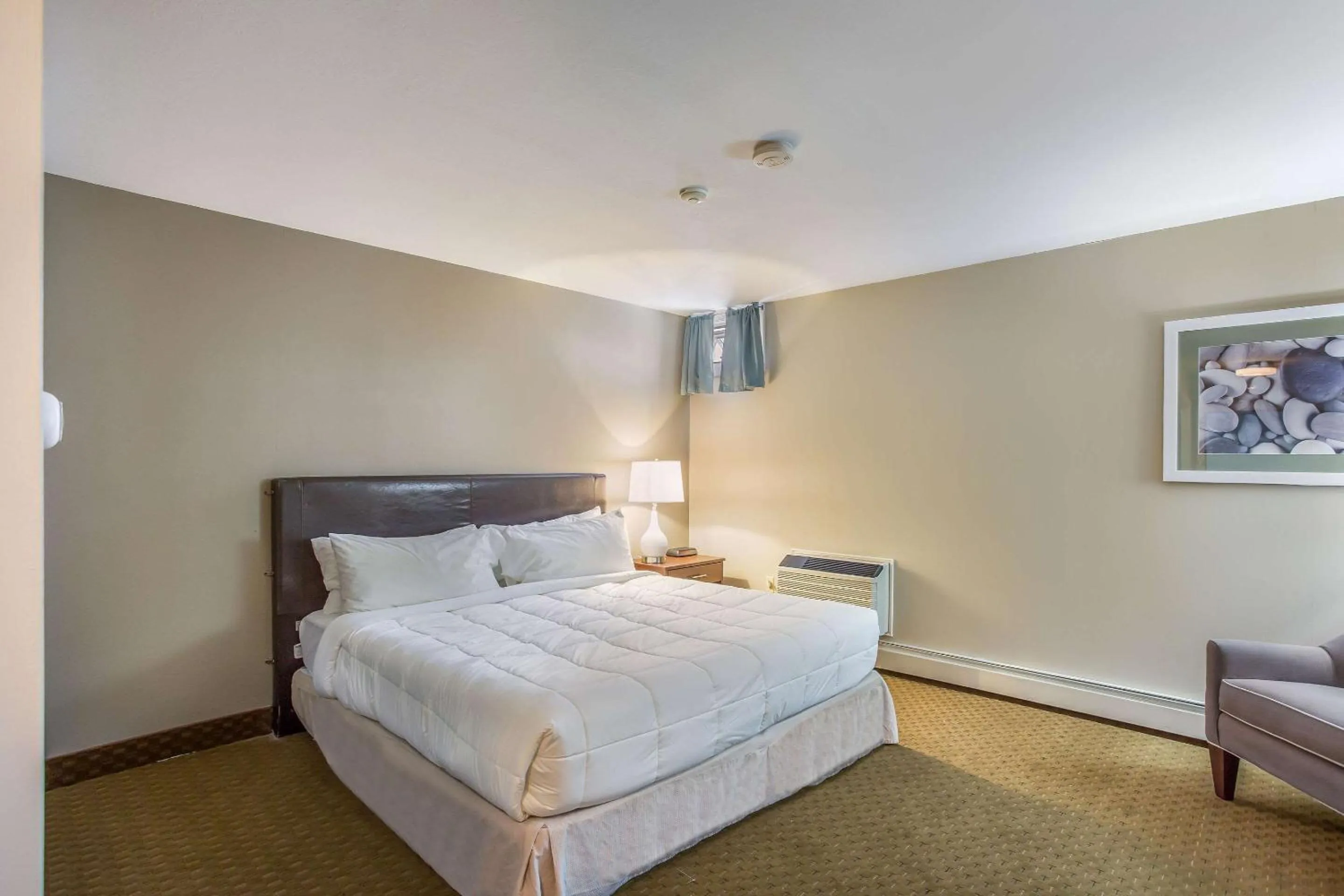 Standard King Room - Top Floor/Non-Smoking in Quality Inn & Suites Gorham Riverside