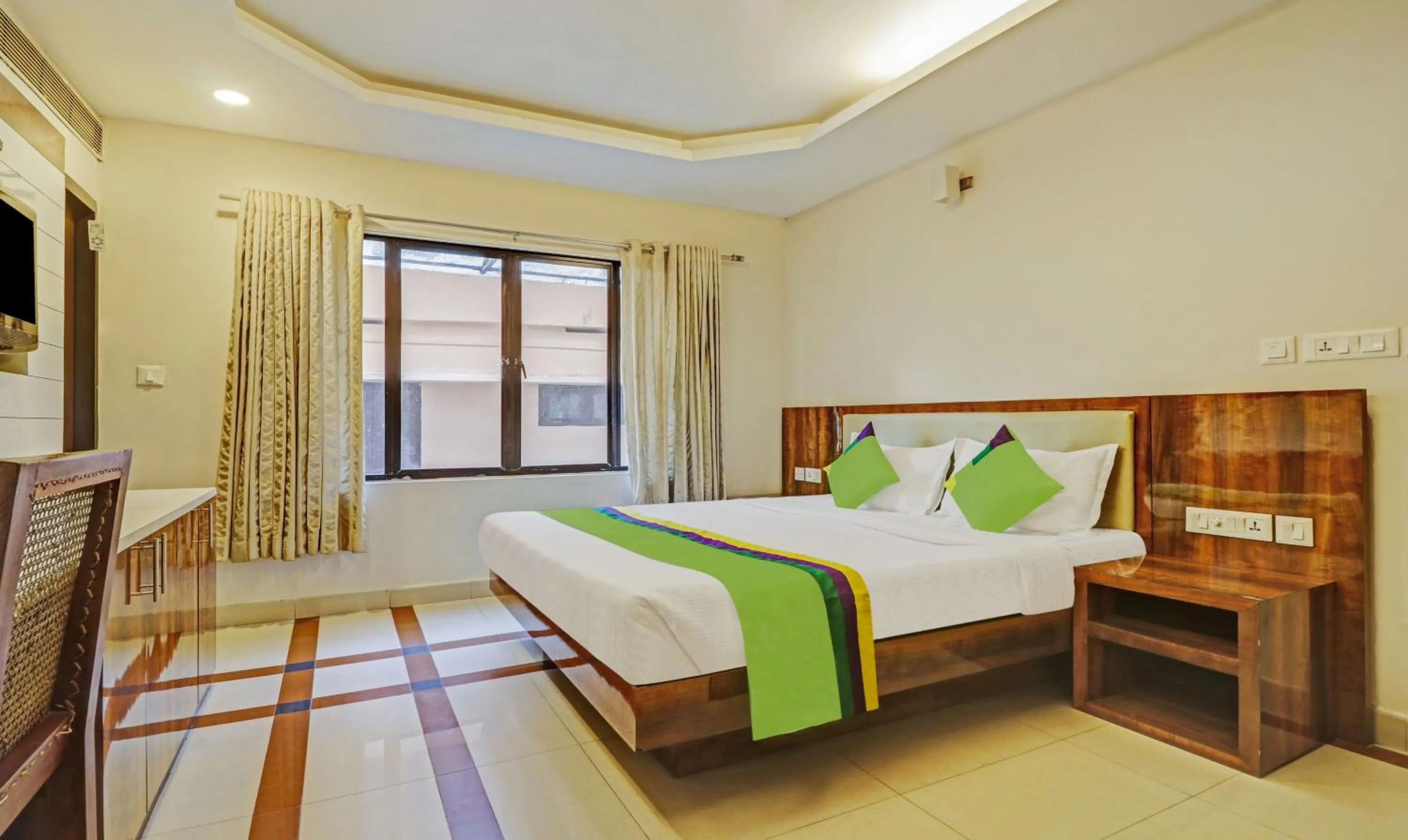 Deluxe Double Room - single occupancy in Treebo Time Square Marine Drive