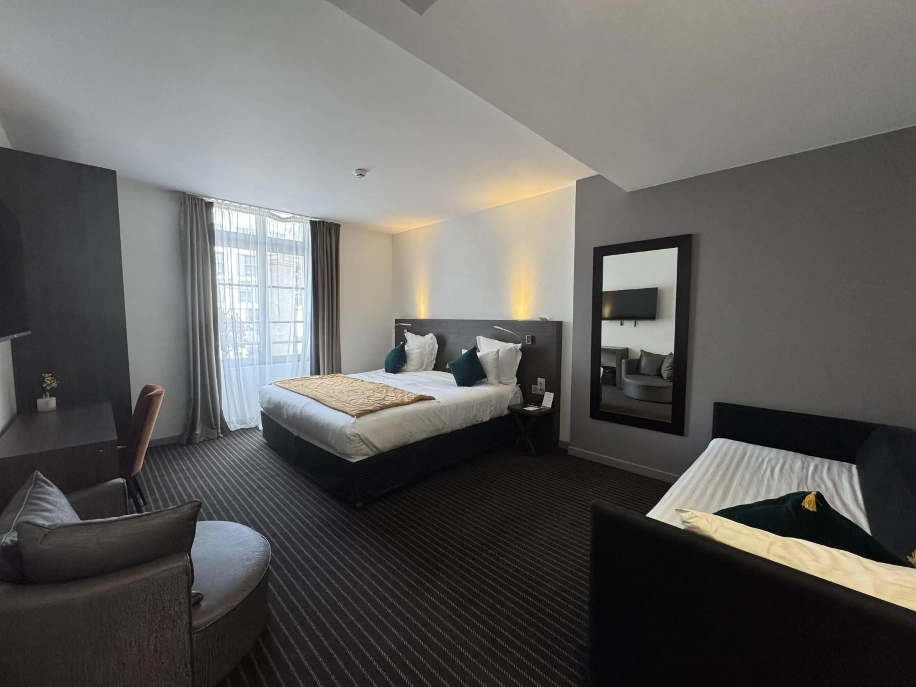 Family Room with Queen Bed and Sofa Bed - Non-Smoking in Best Western Blois Château