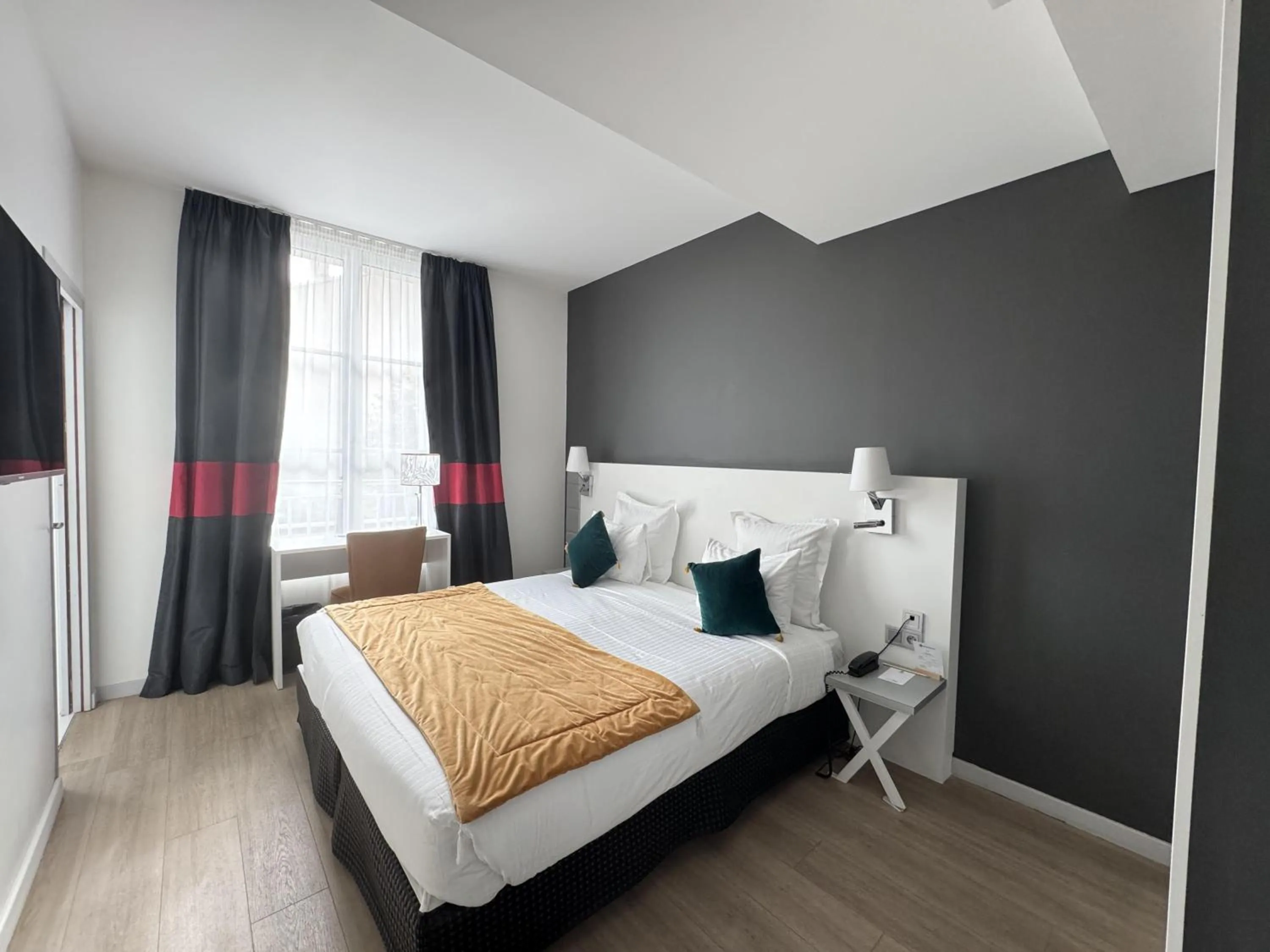 Superior Queen Room with Queen Bed - Non-Smoking in Best Western Blois Château