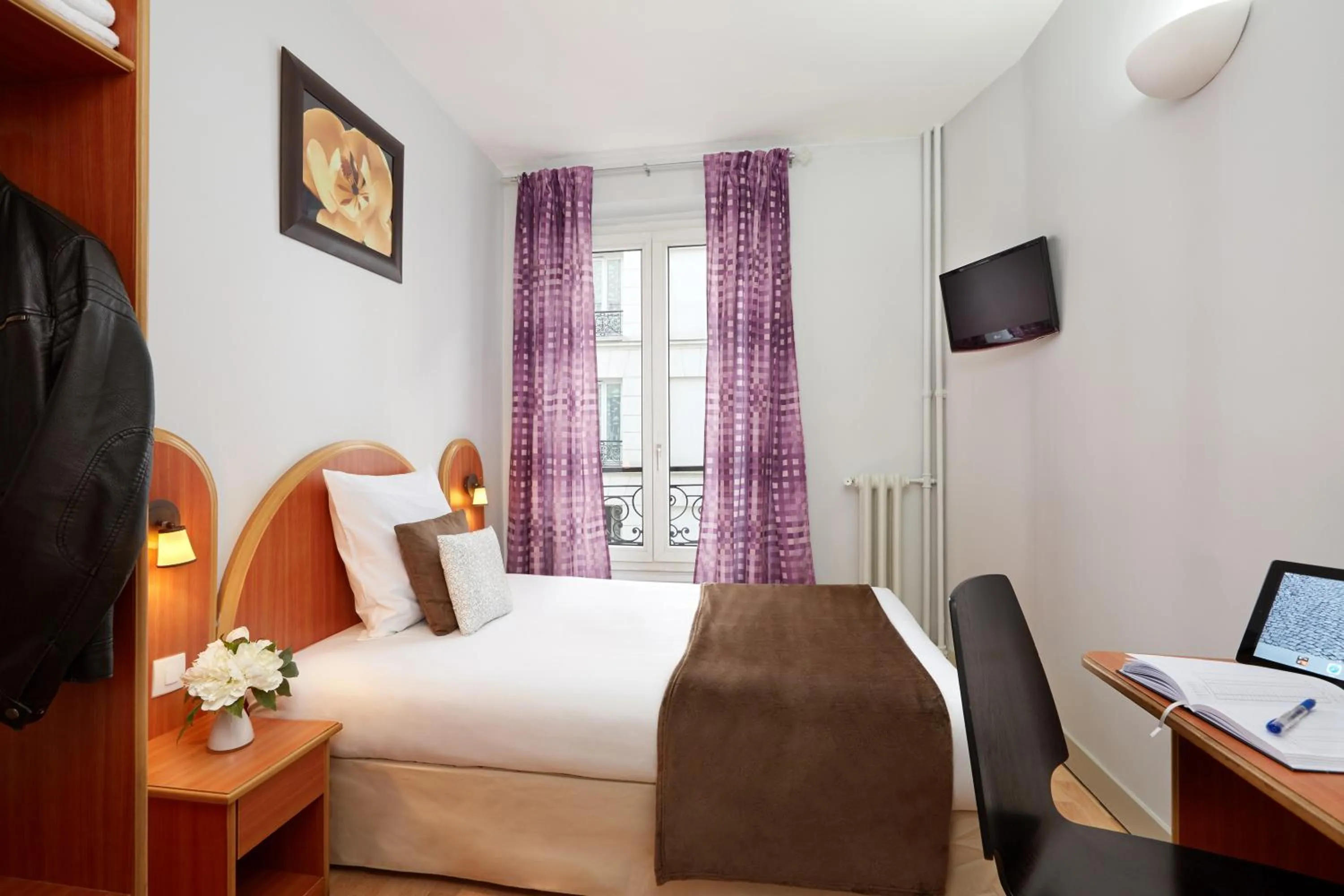 Single Room with Private Bathroom in Hôtel Viator