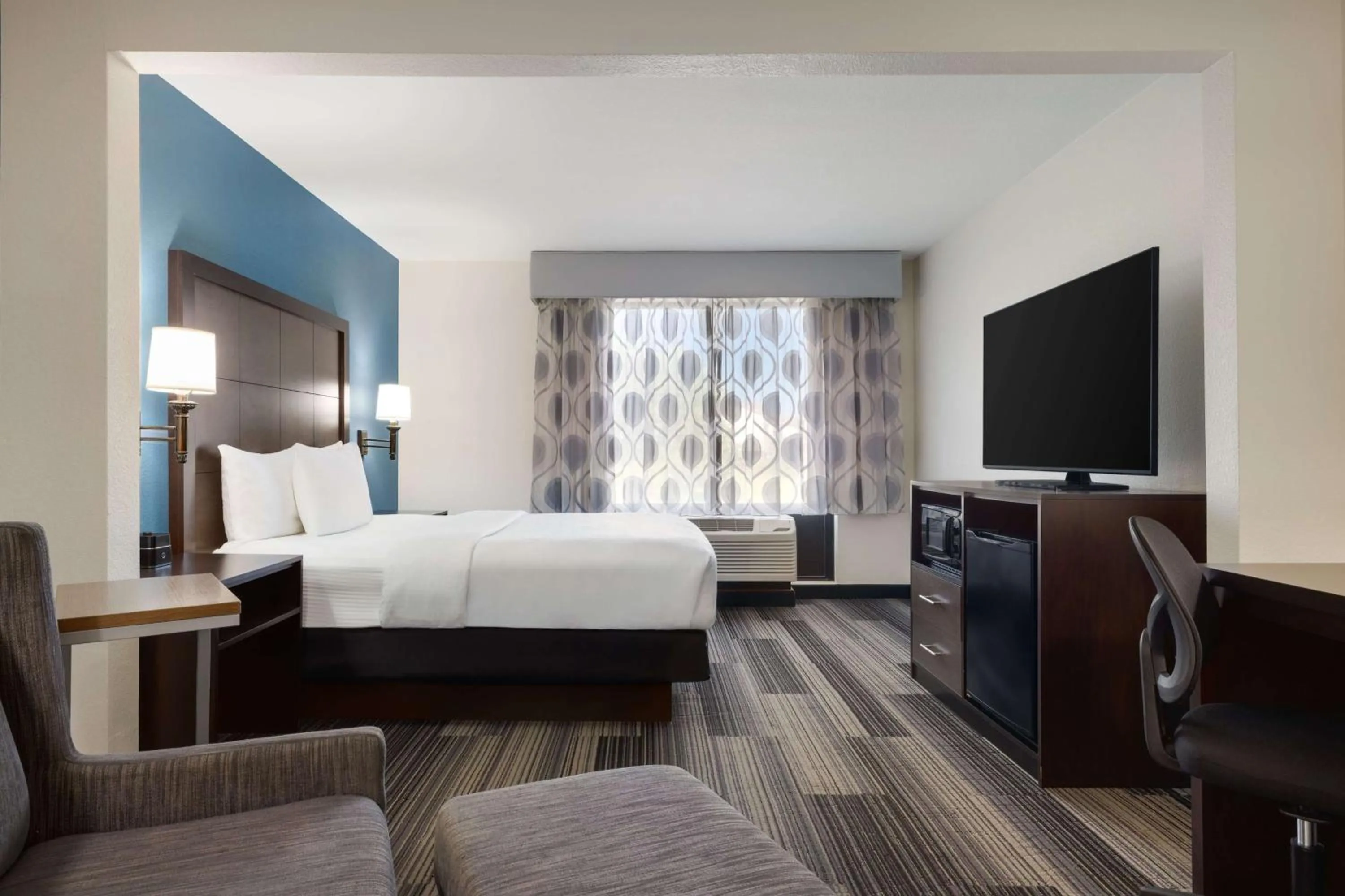 Queen Room in La Quinta by Wyndham Springfield Airport Plaza