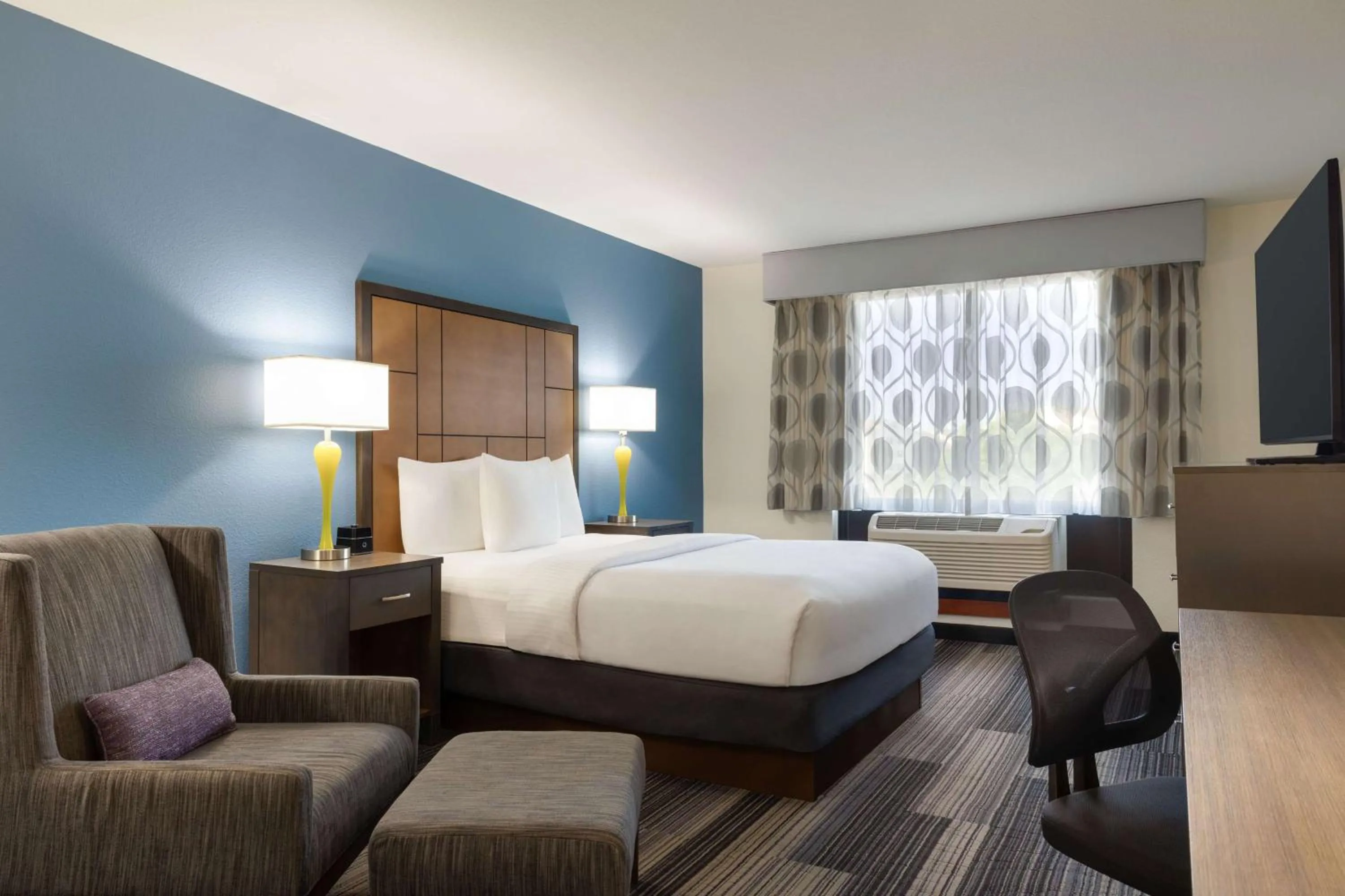 Queen Room with Mobility/Hearing Access - Non-Smoking in La Quinta by Wyndham Springfield Airport Plaza