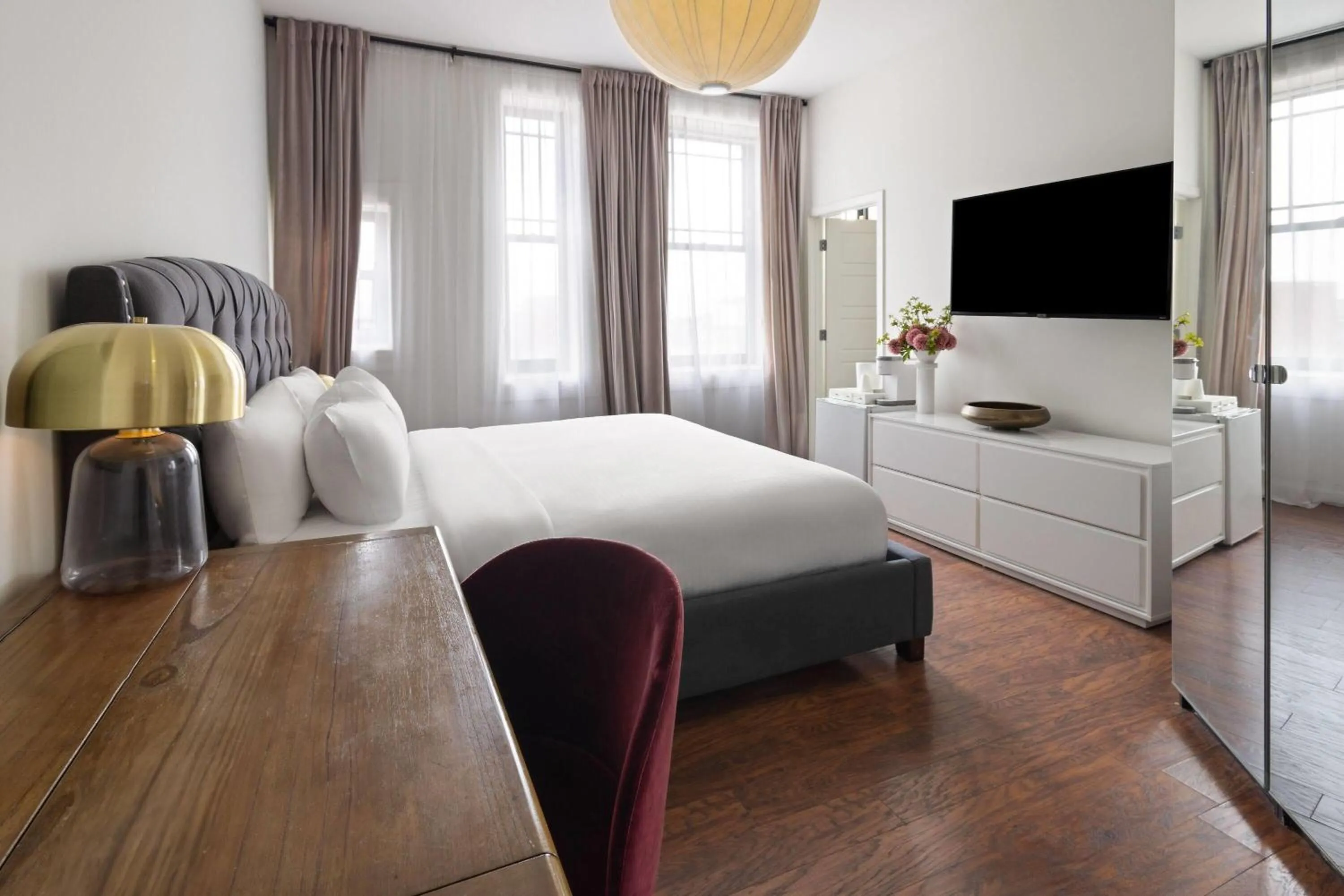 King Room with Roll-in Shower - Mobility Access/Non-Smoking in Hotel Brexton, Trademark Collection by Wyndham