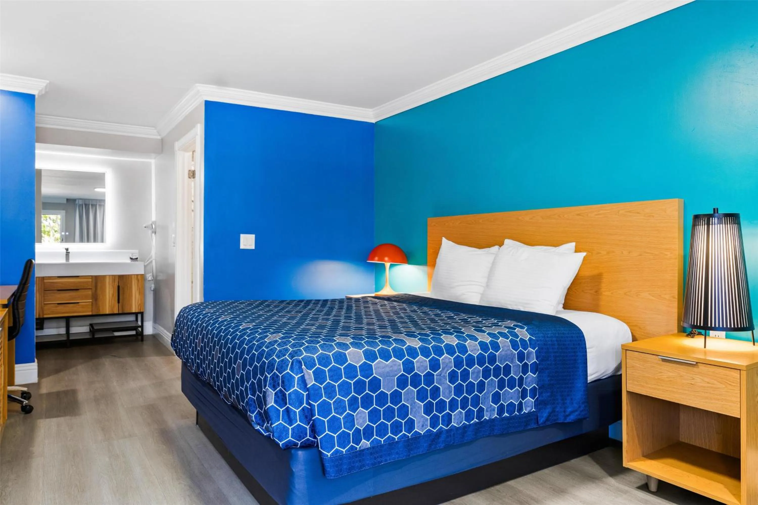 Deluxe King Room in Signature Inn San Jose