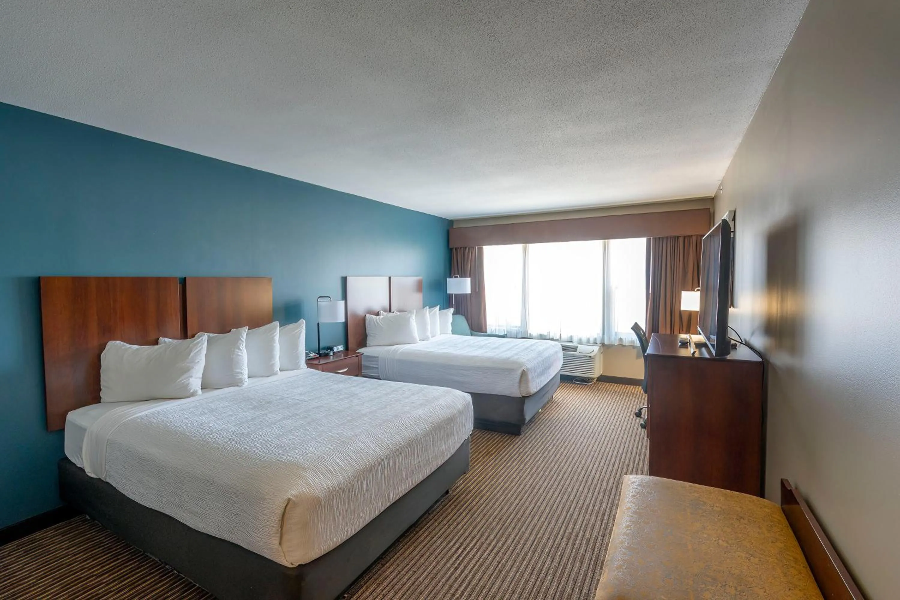 Quadruple Room with Two Queen Beds - Non Smoking in The Hotel Saratoga, an Ascend Collection Hotel