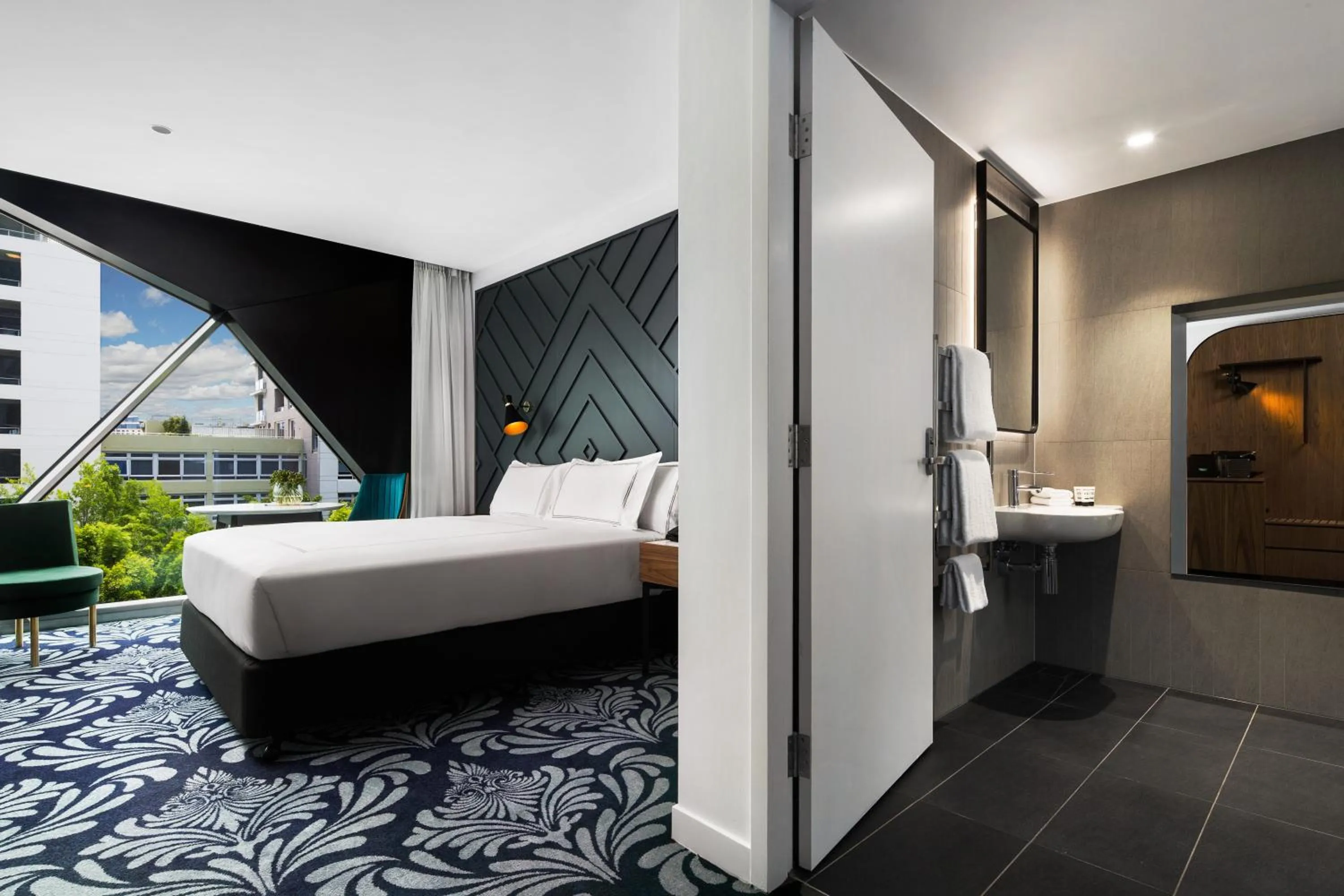 Queen Banksia Deluxe Room - Mobility Accessible in West Hotel Sydney, Curio Collection by Hilton