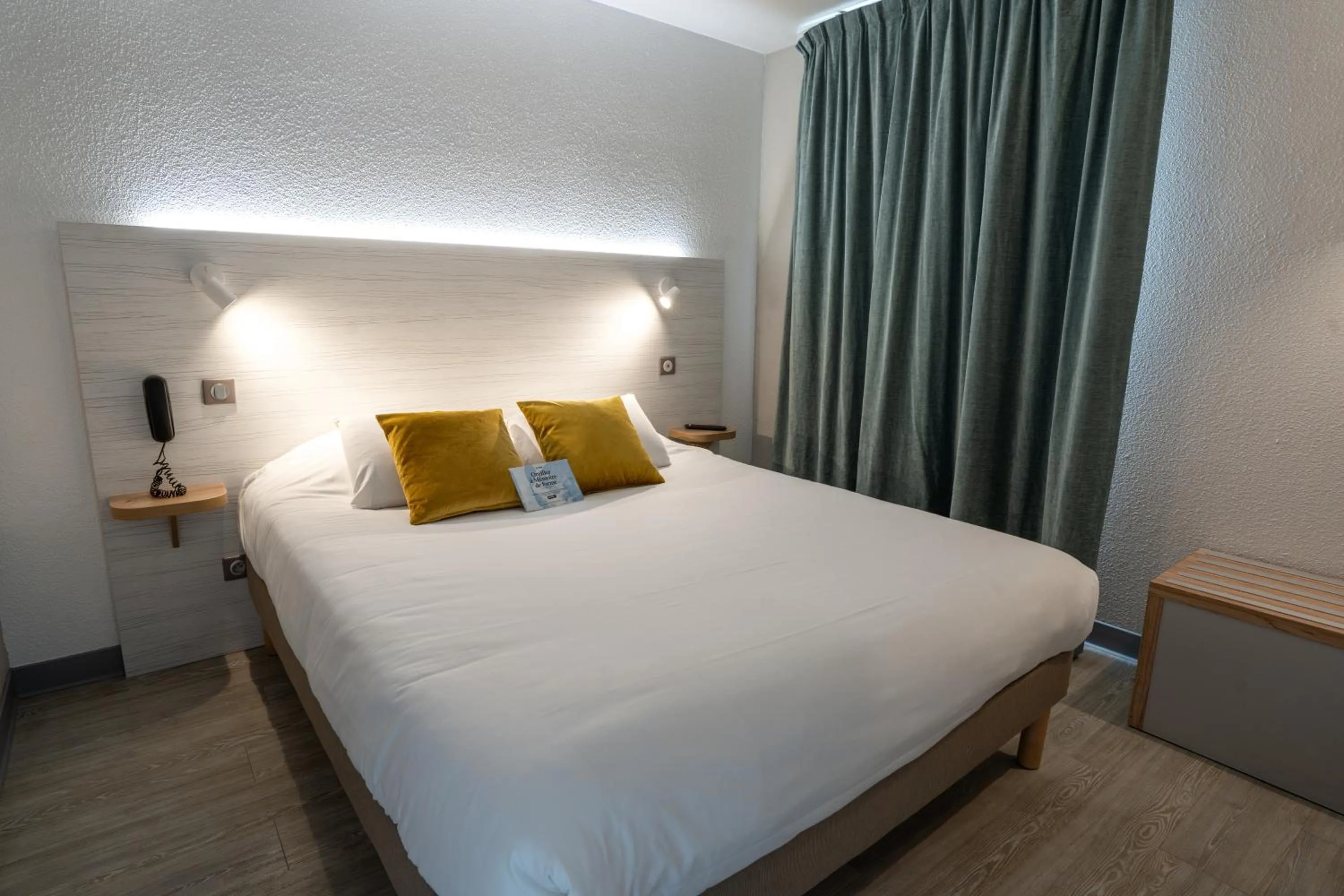 Standard Room with One Double Bed and Three Single Beds in Kyriad Montpellier Sud - A709