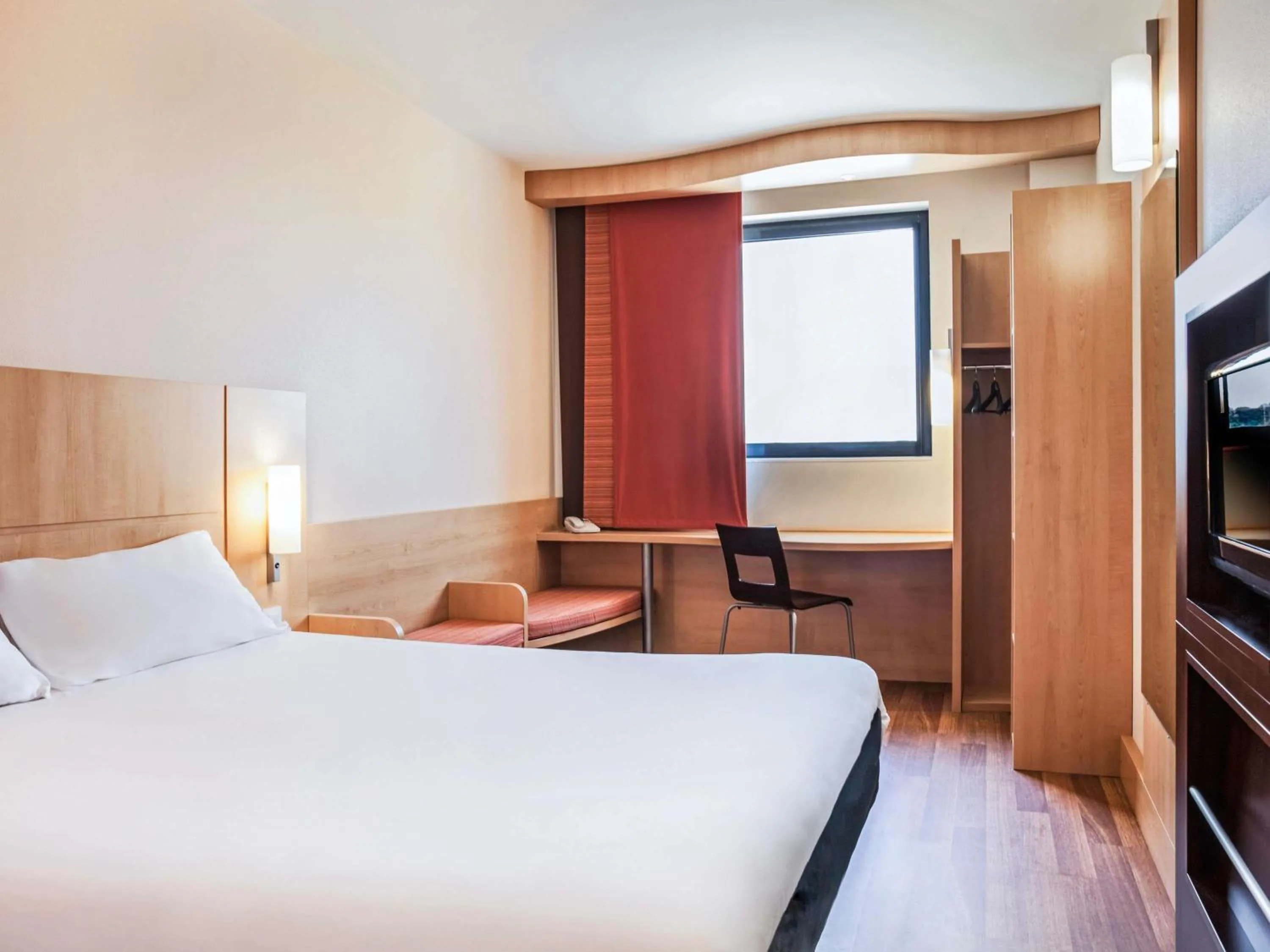 Family Double Room with an Extra Bed in Ibis Ripollet