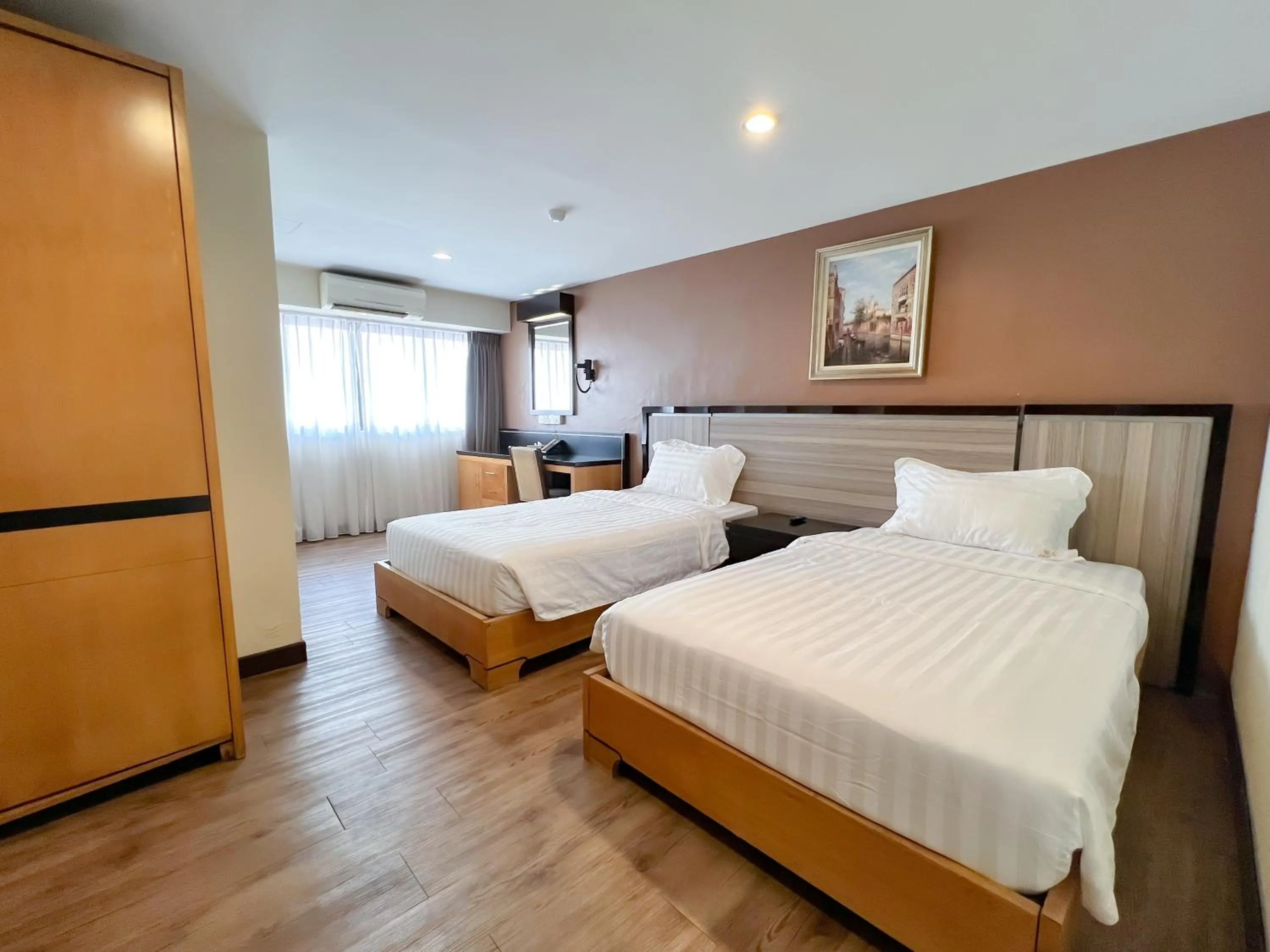 Deluxe Twin Room in Hallmark Express Hotel