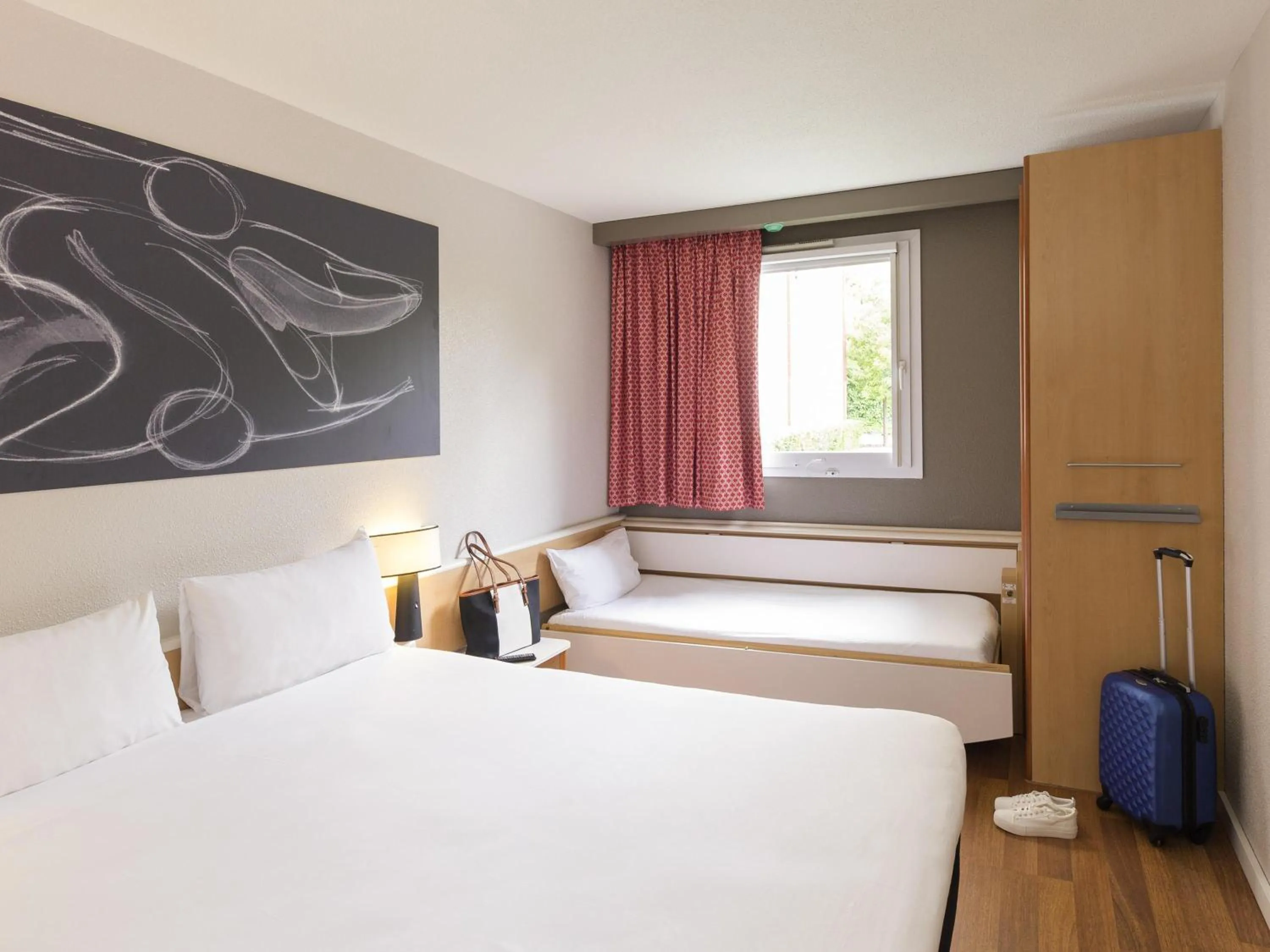 Family Room with One Double Bed and Extra Bed in Ibis Madrid Fuenlabrada