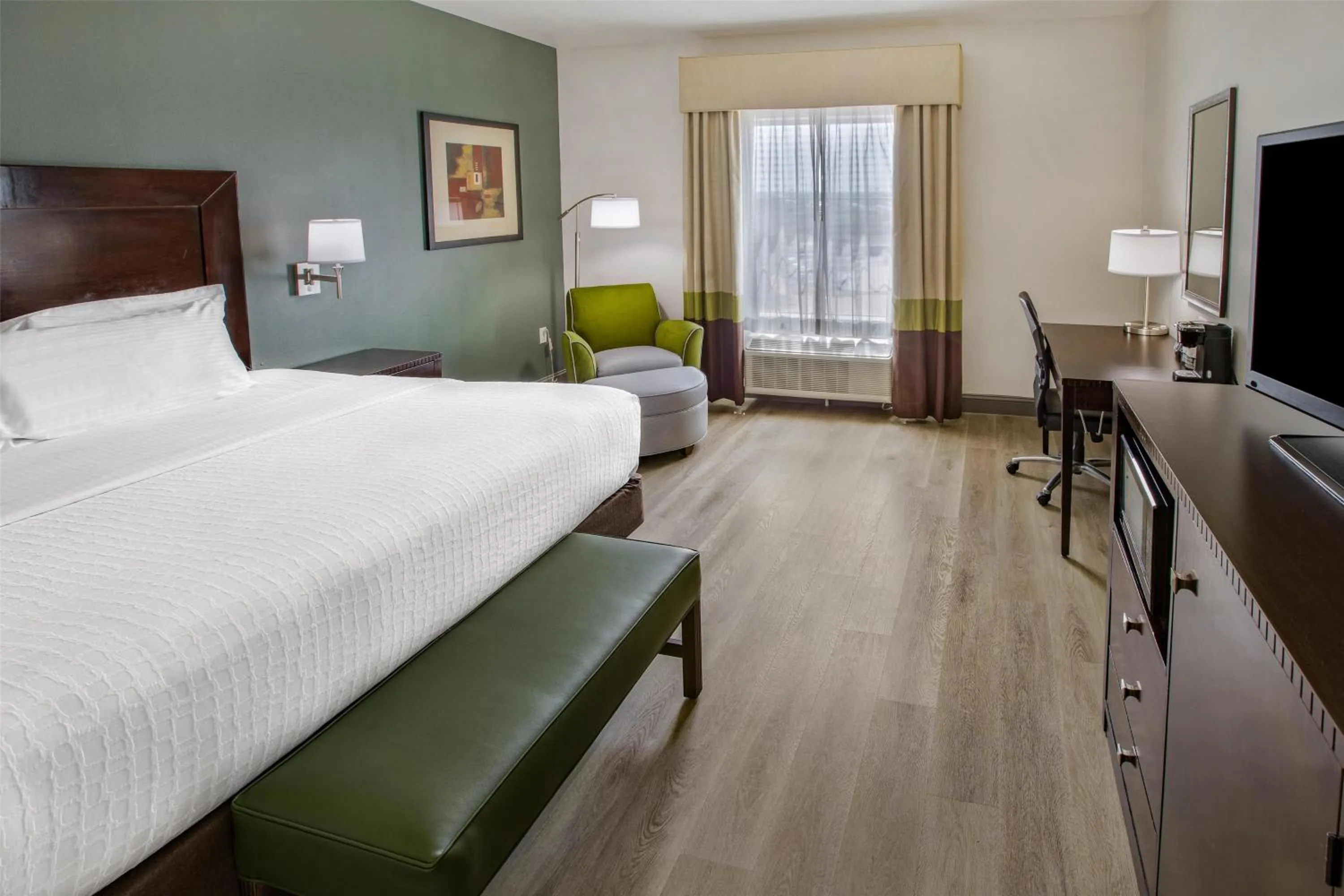 King Room with Roll-In Shower - Disability Access in Best Western Plus Duncanville Dallas