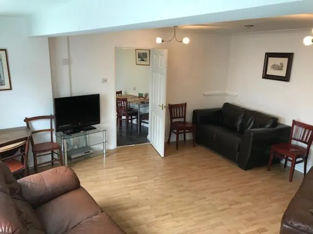 Two-Bedroom House in The Dalbury and Palmer Hotel with FREE PARKING