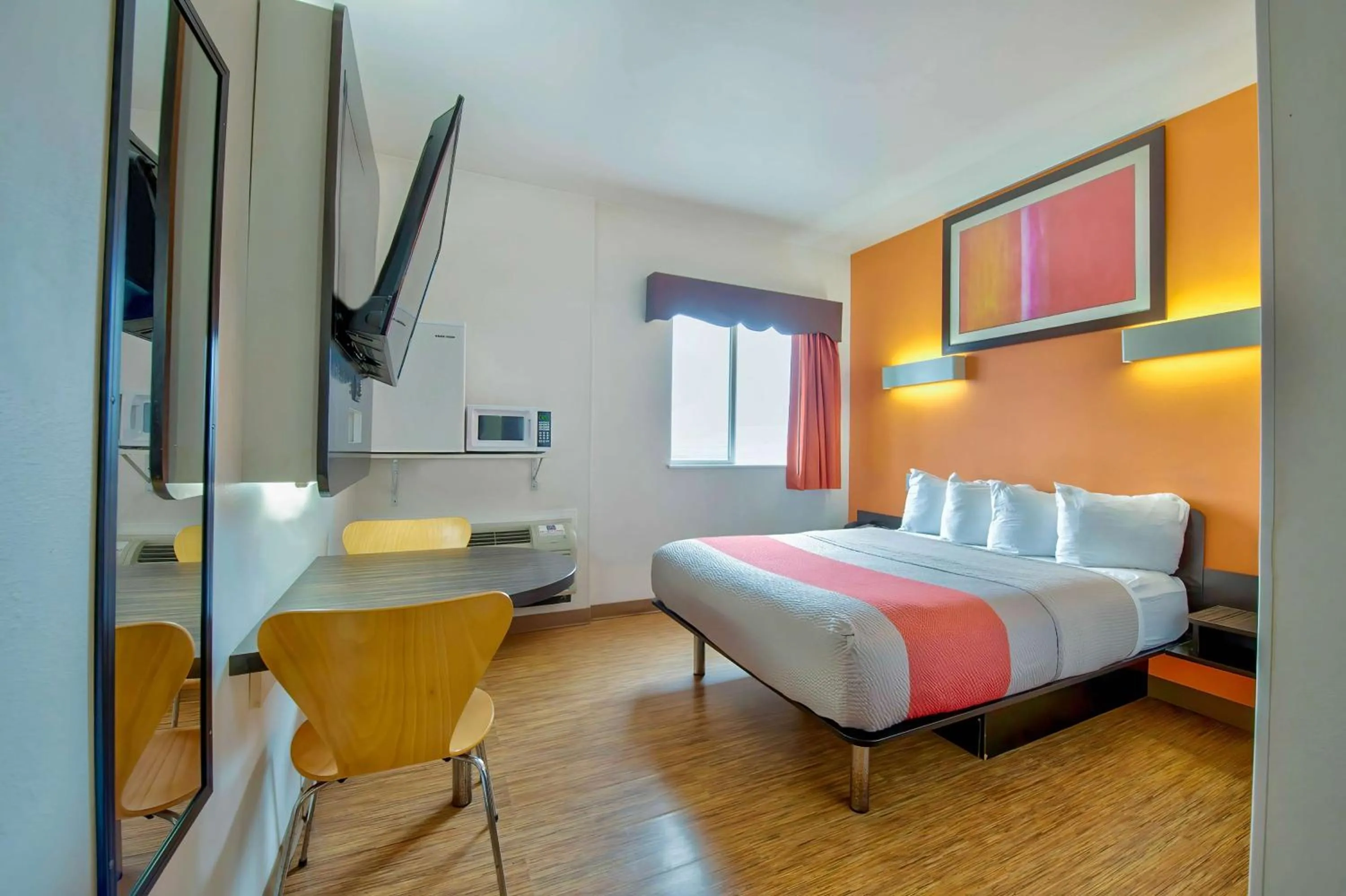 Queen Room - Non-Smoking in Motel 6-Eagle Pass, TX - Lakeside