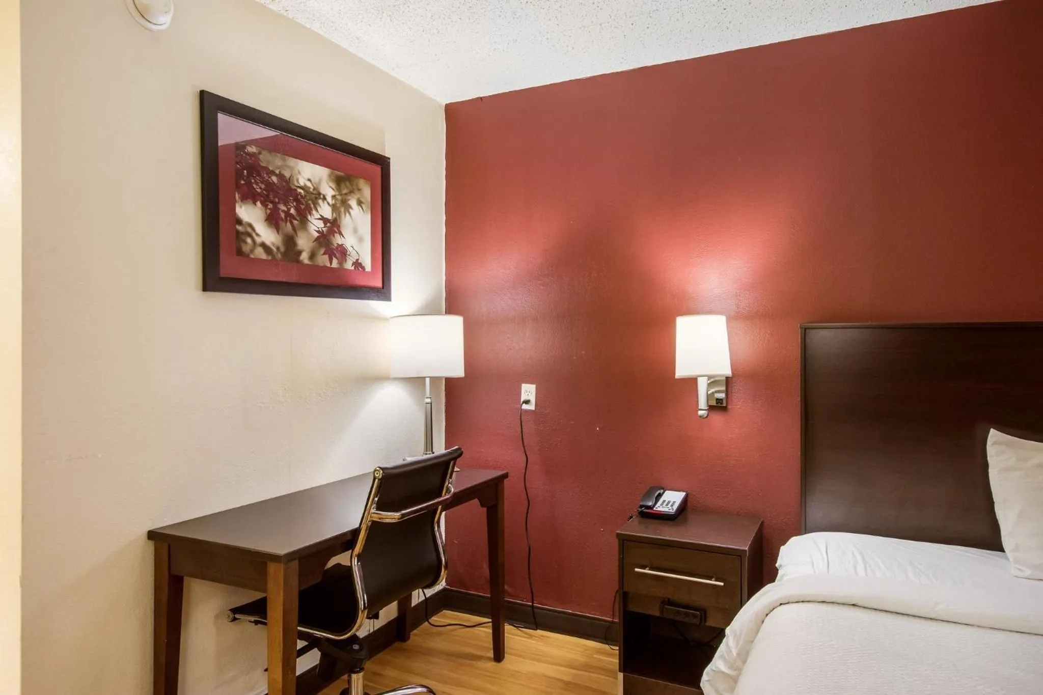 Deluxe King Room Disability Access Non-Smoking in Red Roof Inn Saginaw – Frankenmuth