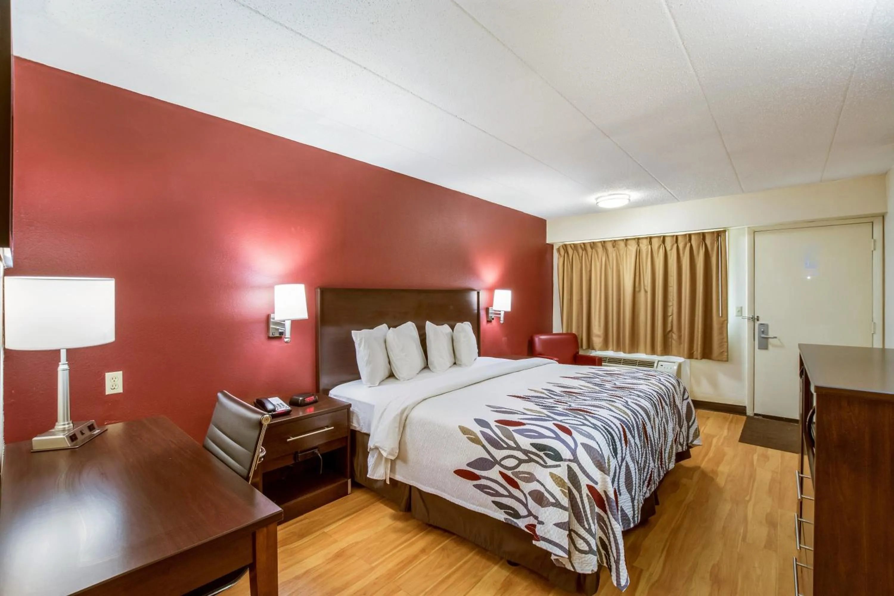 Superior King Room Non-Smoking in Red Roof Inn Saginaw – Frankenmuth